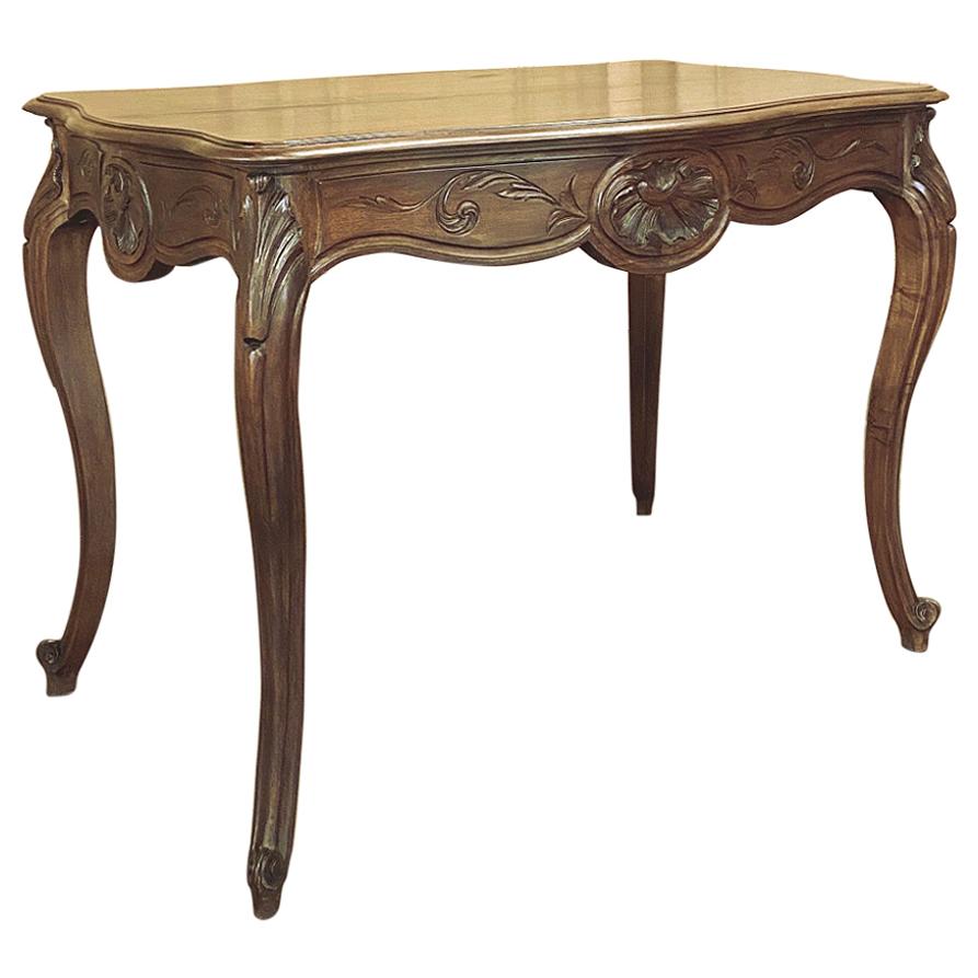 Table d'extrémité française Louis XV du 19ème siècle en noyer sculpté à la main