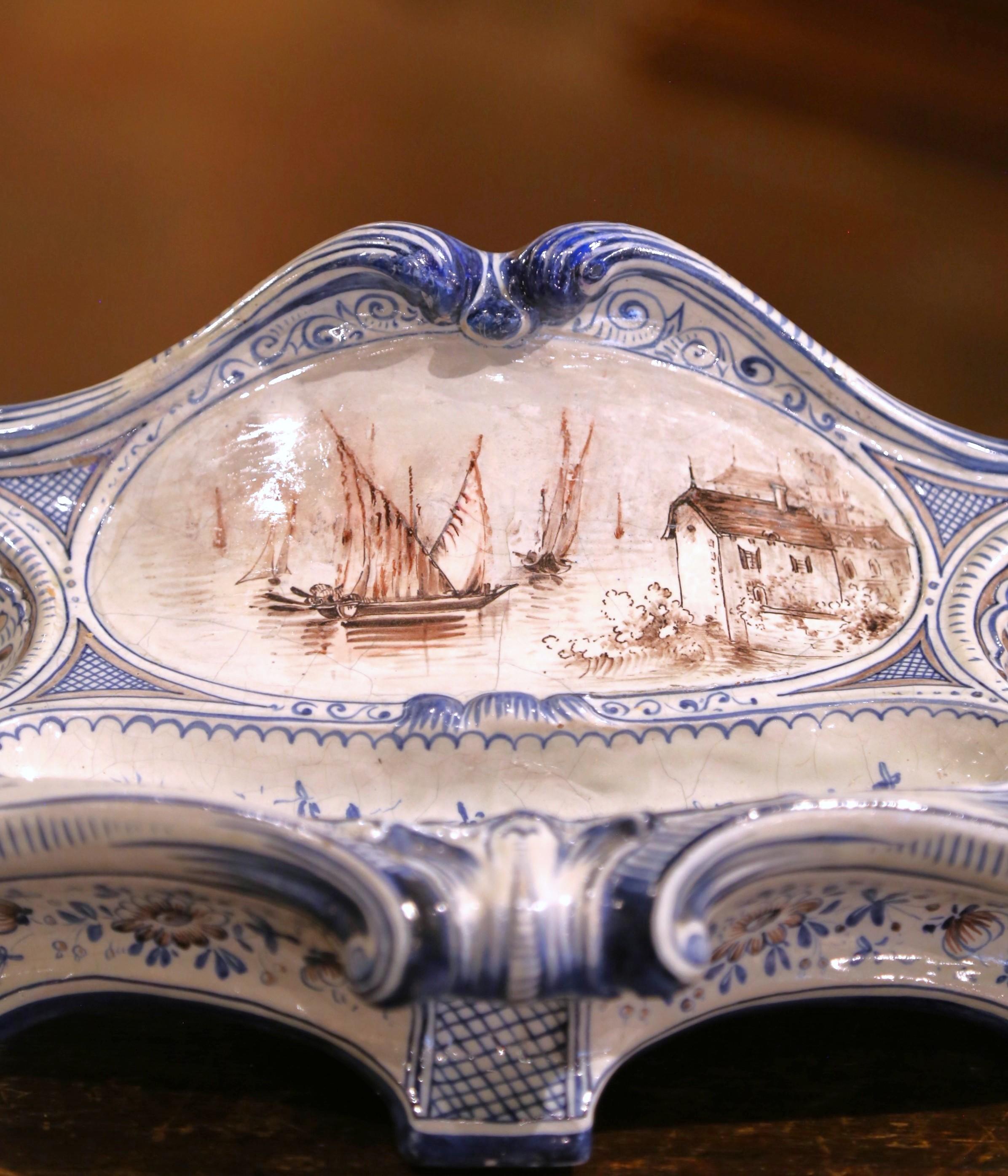 Francese Calamaio francese del XIX secolo Luigi XV dipinto a mano in stile Delft Vide-Poche in vendita