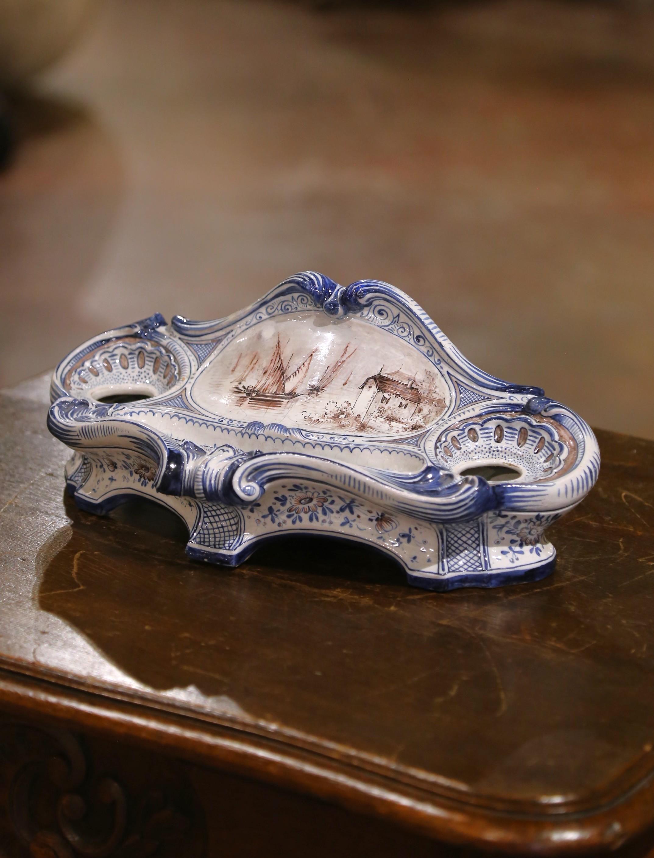 Fatto a mano Calamaio francese del XIX secolo Luigi XV dipinto a mano in stile Delft Vide-Poche in vendita