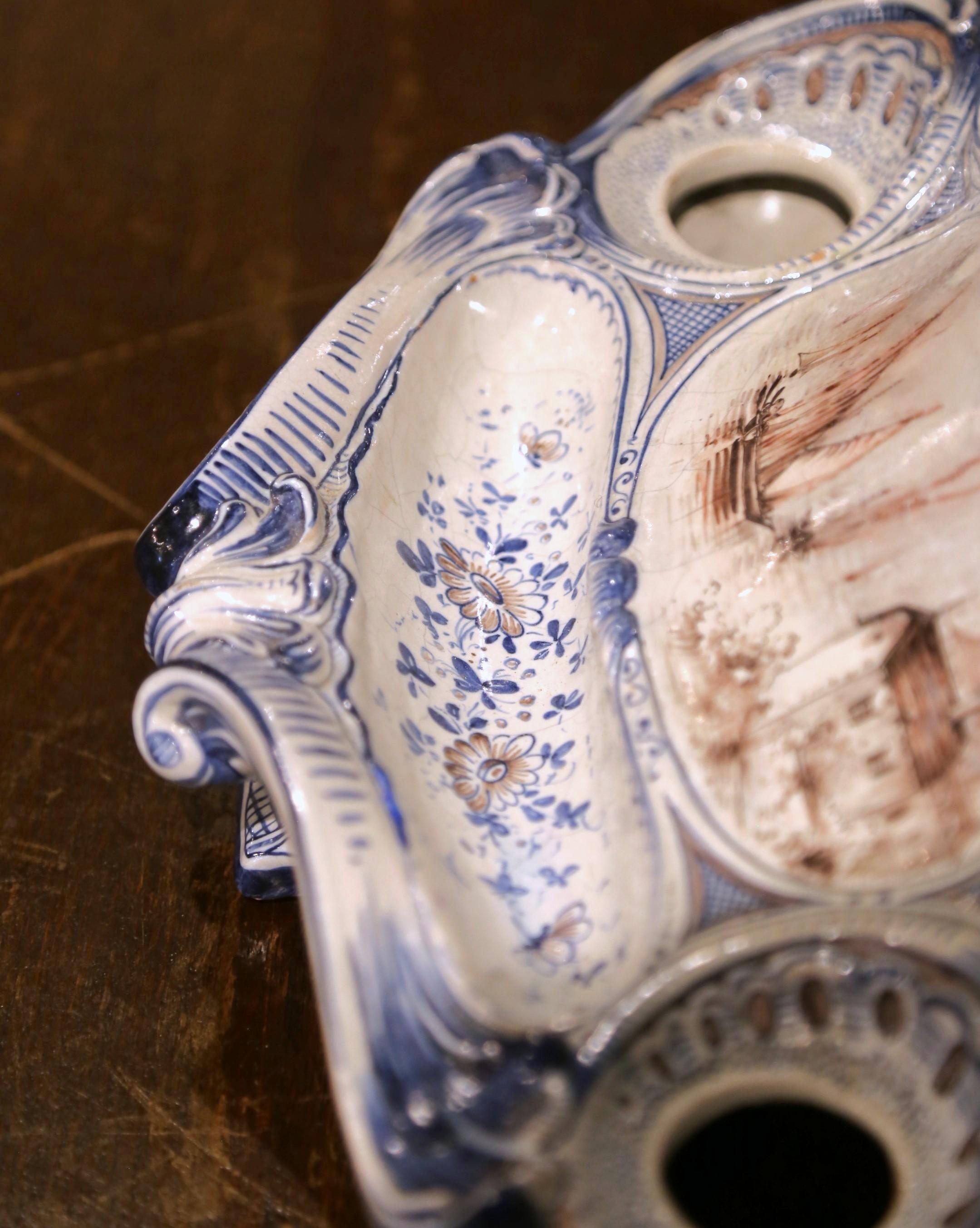 Calamaio francese del XIX secolo Luigi XV dipinto a mano in stile Delft Vide-Poche In condizioni ottime in vendita a Dallas, TX