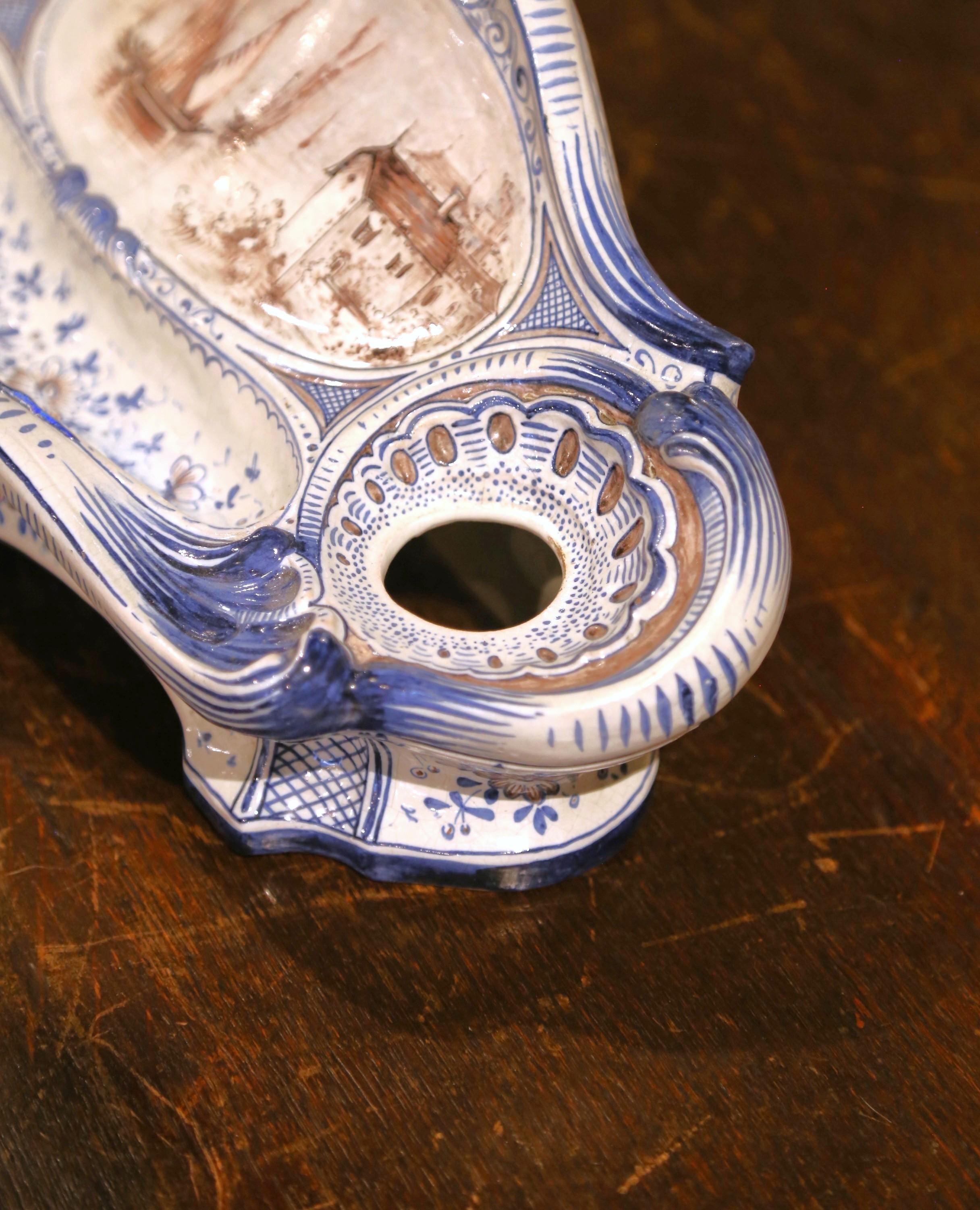 Ceramica Calamaio francese del XIX secolo Luigi XV dipinto a mano in stile Delft Vide-Poche in vendita