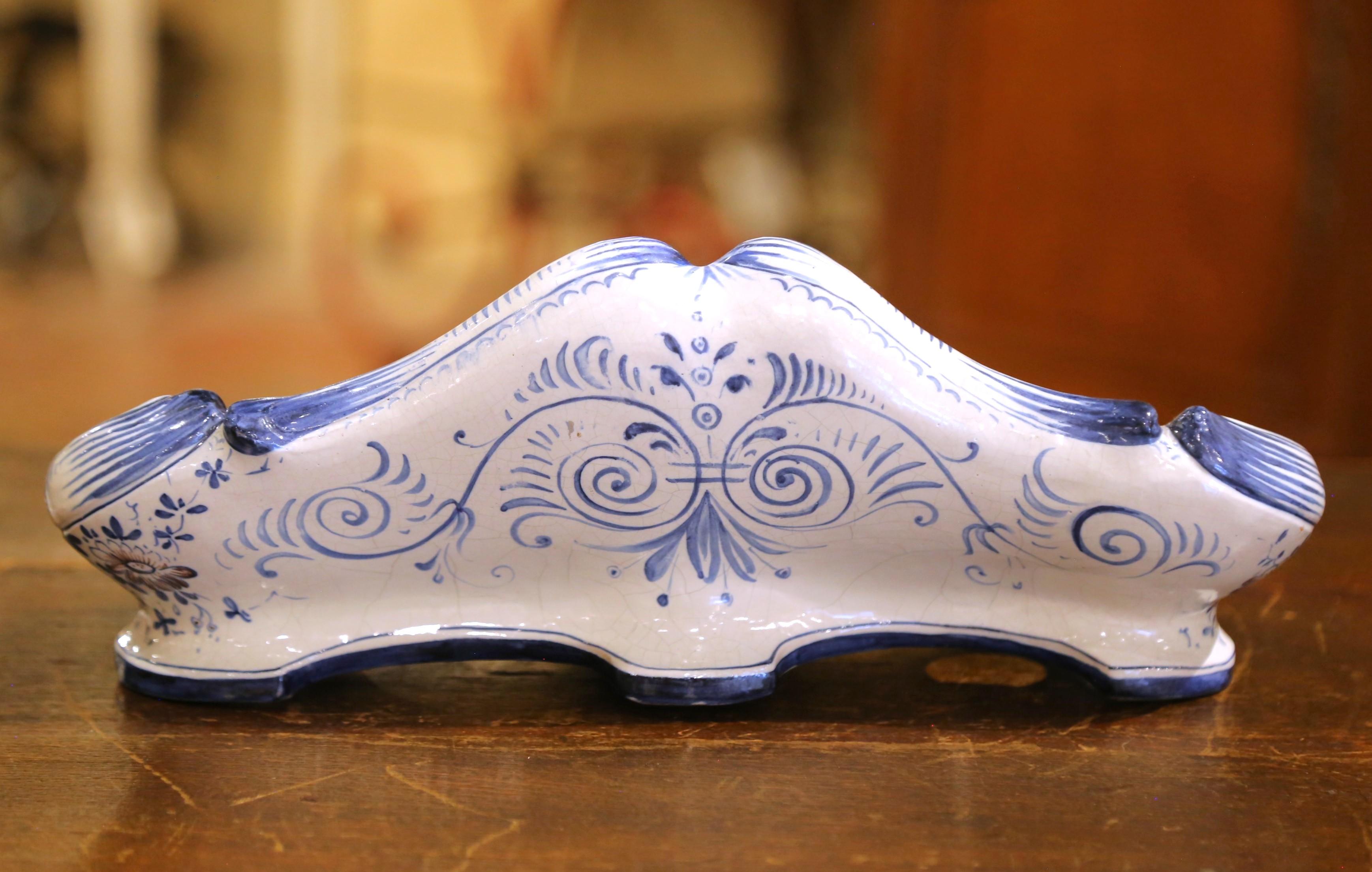 Calamaio francese del XIX secolo Luigi XV dipinto a mano in stile Delft Vide-Poche in vendita 1