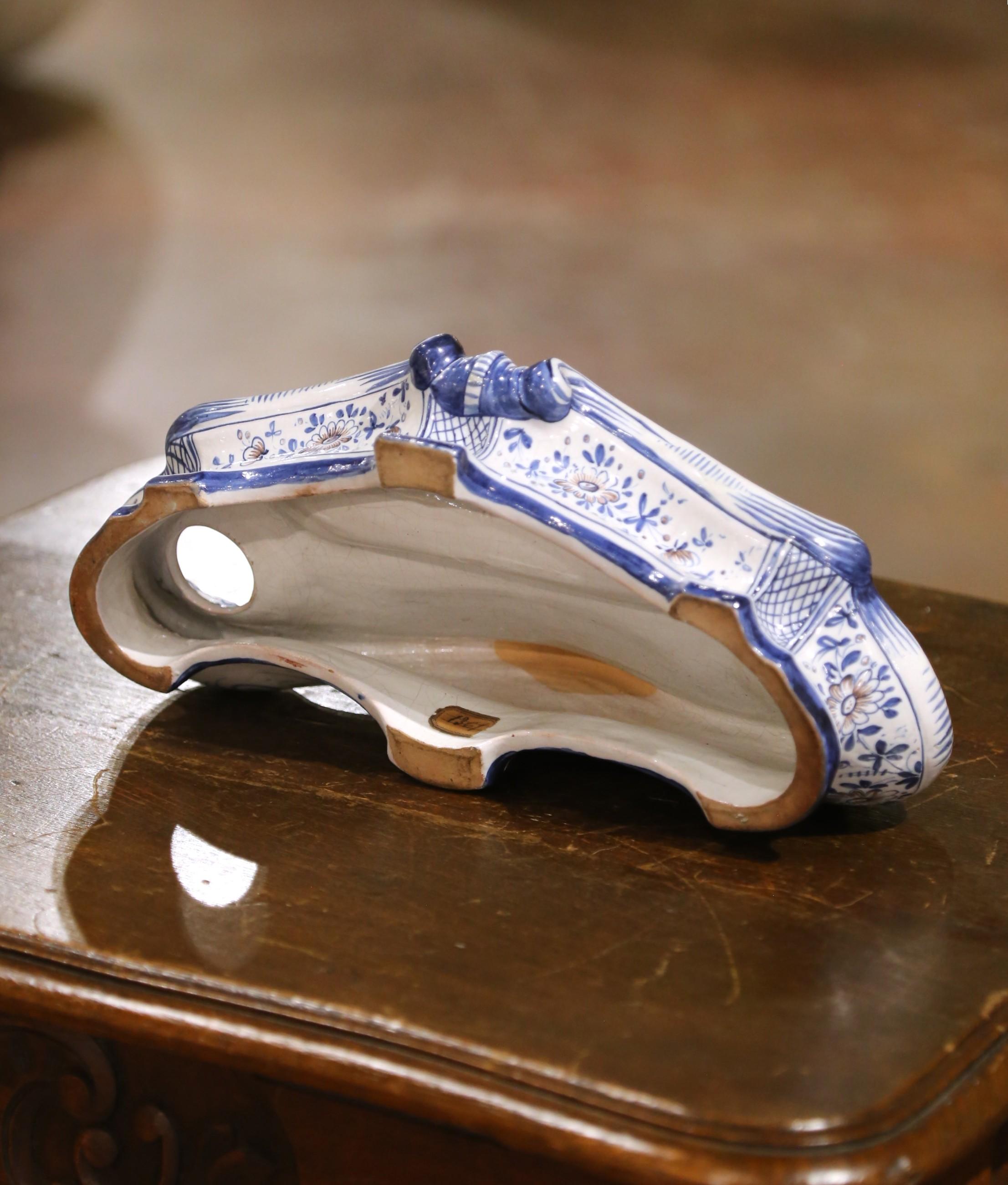Calamaio francese del XIX secolo Luigi XV dipinto a mano in stile Delft Vide-Poche in vendita 2
