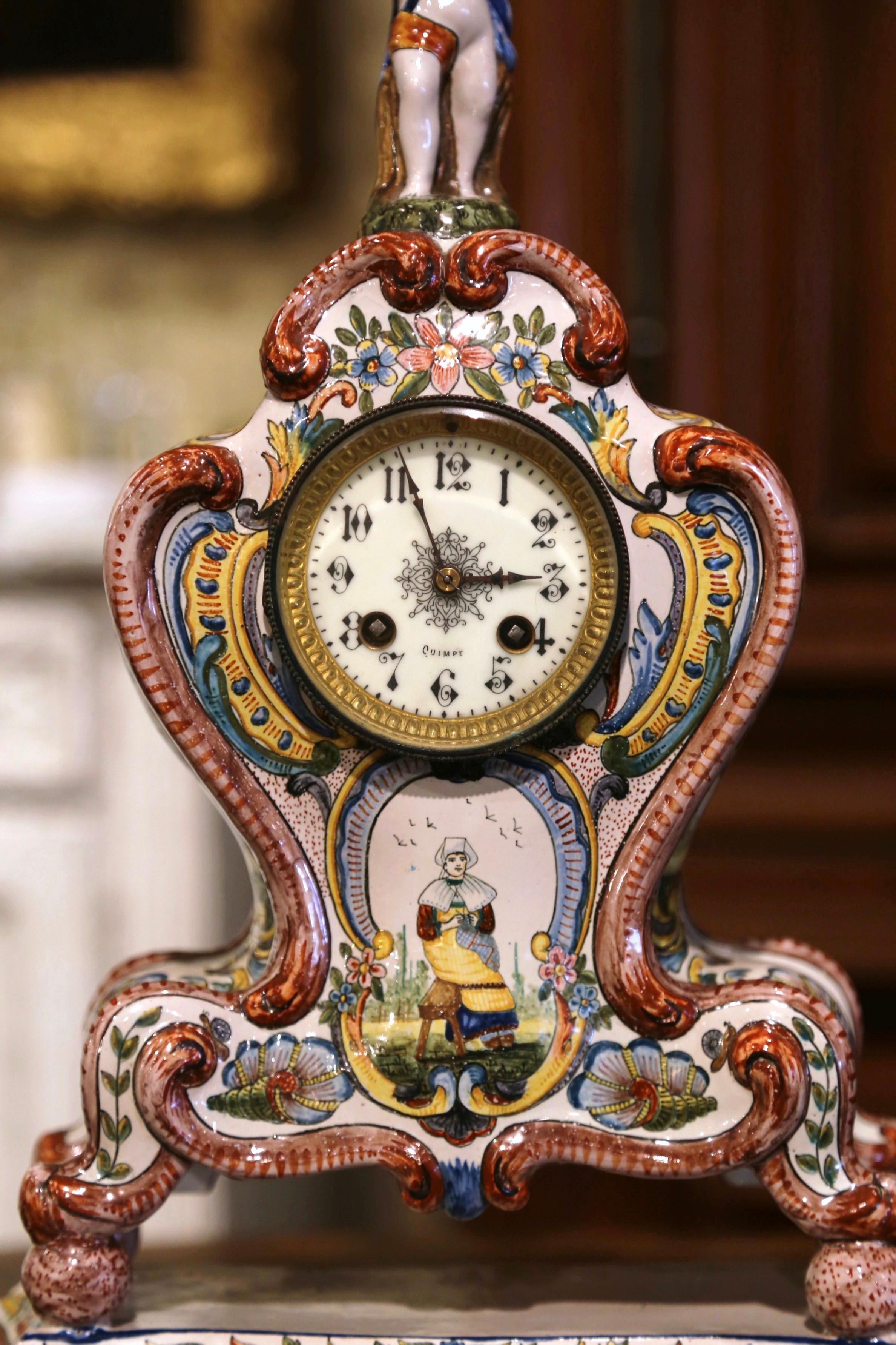 Louis XV Pendule de cheminée française du 19ème siècle en faïence peinte à la main, signée HB Quimper en vente