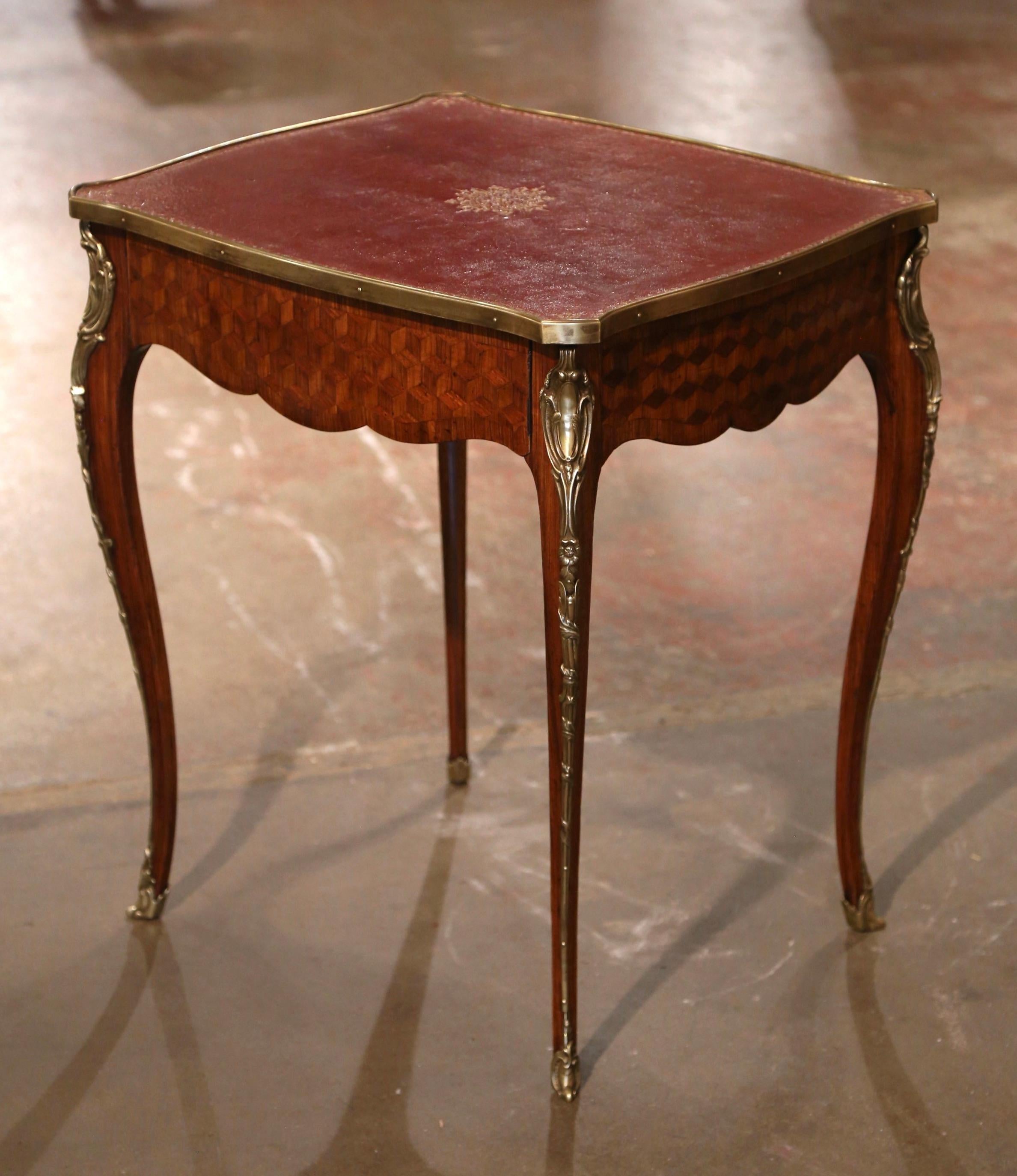 Cette élégante table ancienne a été fabriquée à Paris, en France, vers 1870. De forme bombée, la table d'appoint repose sur des pieds cabrioles ornés de montures de bronze doré aux épaules et se terminant par des pieds sabots en bronze à volutes. La
