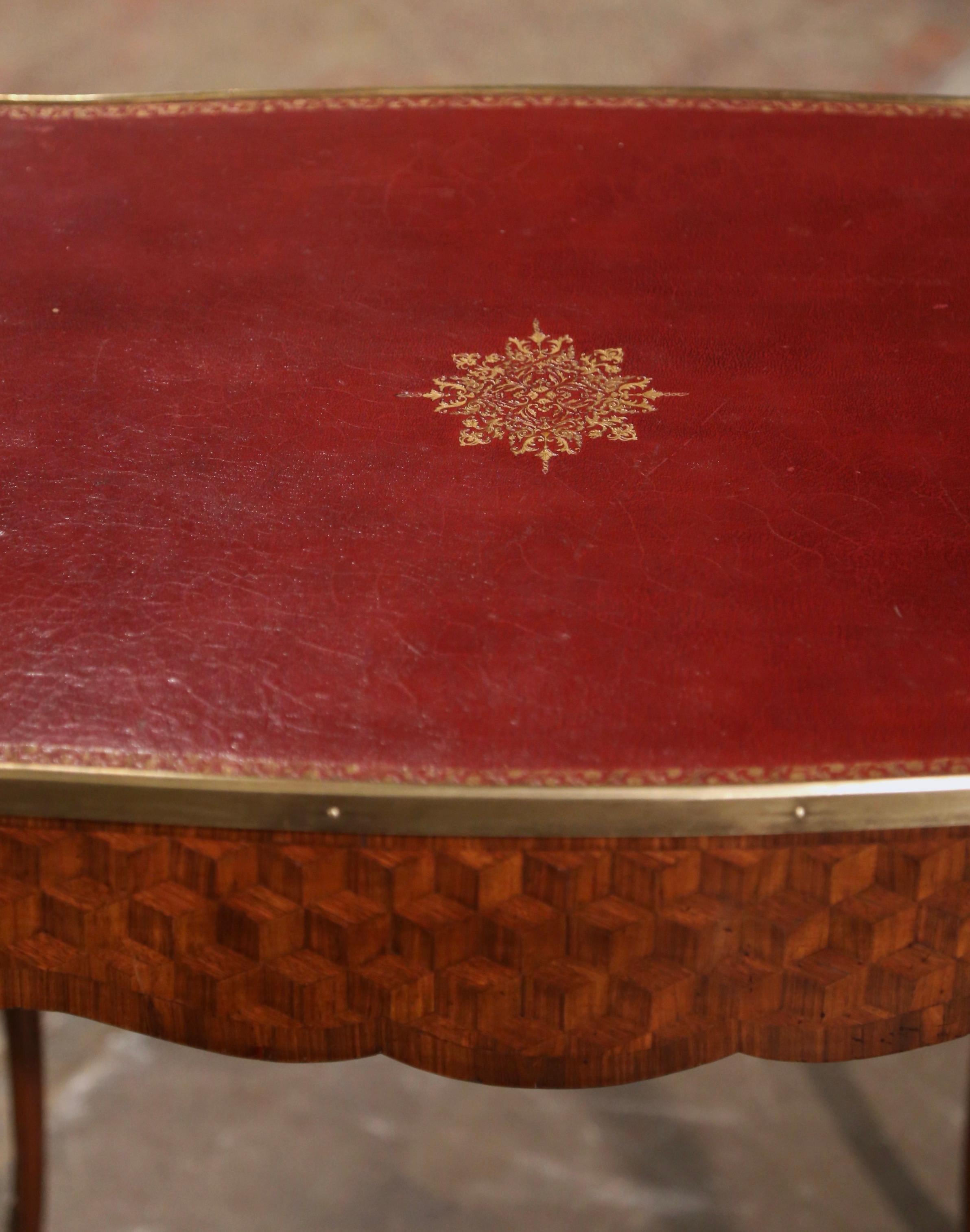 Français Table d'appoint Louis XV du XIXe siècle en marqueterie de cuir, noyer et bronze en vente
