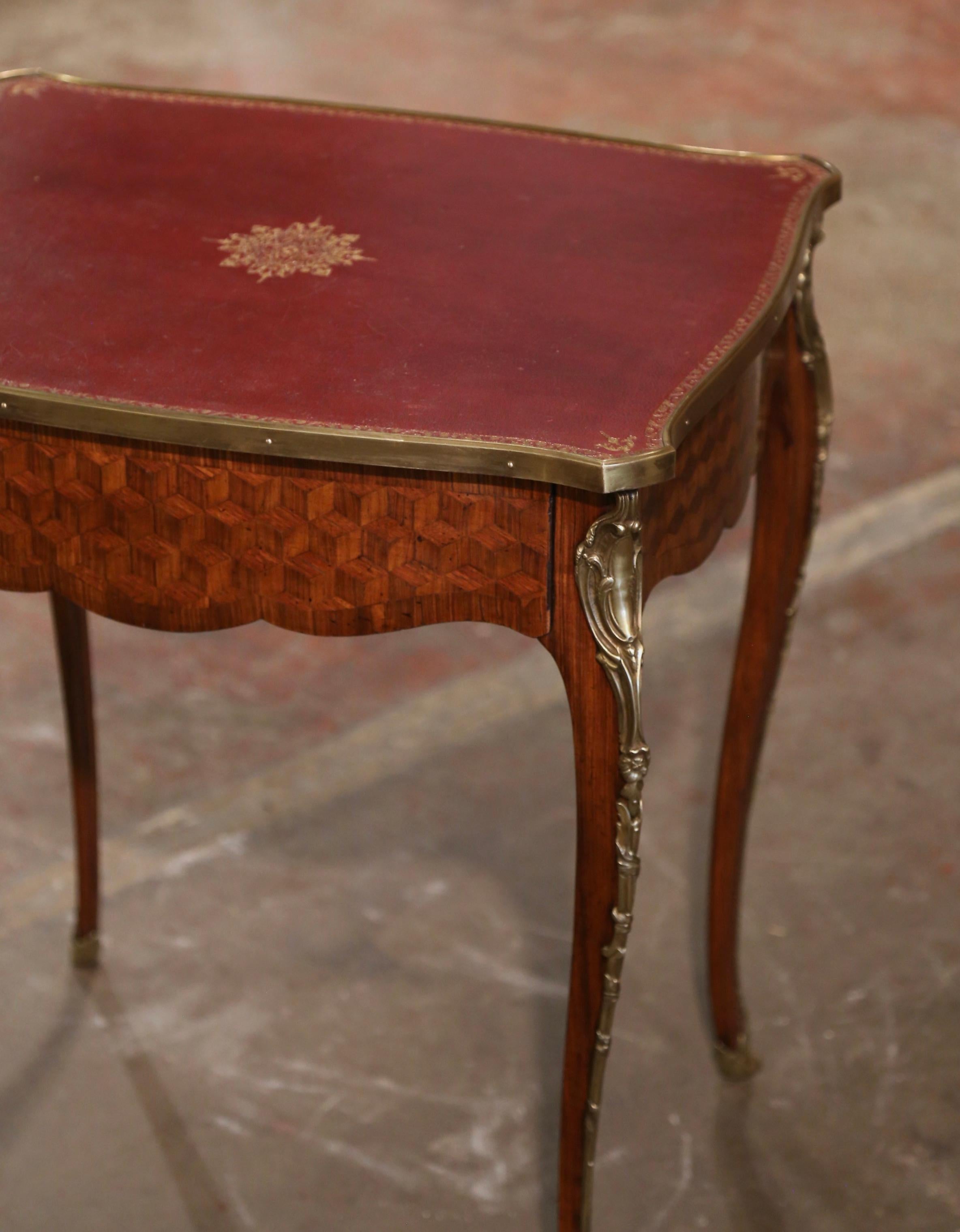 Embossé Table d'appoint Louis XV du XIXe siècle en marqueterie de cuir, noyer et bronze en vente