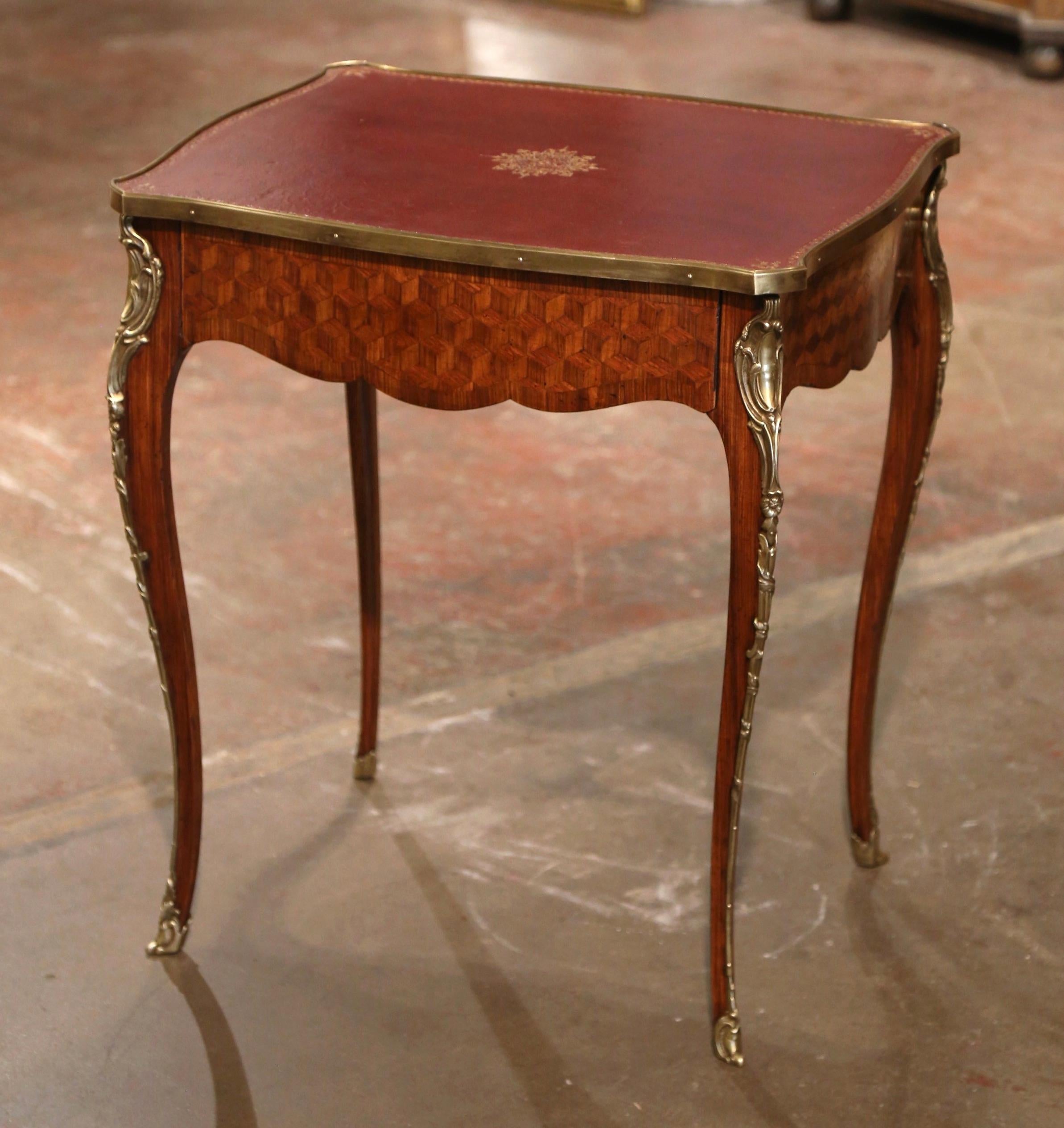 Table d'appoint Louis XV du XIXe siècle en marqueterie de cuir, noyer et bronze Excellent état - En vente à Dallas, TX