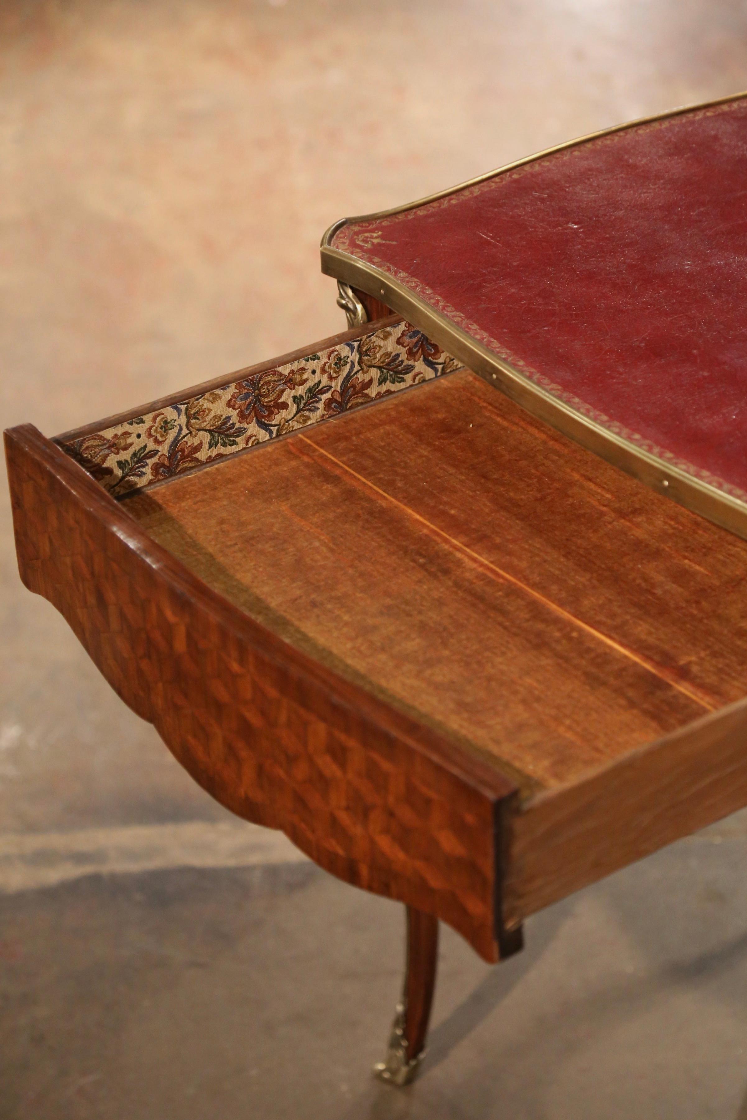 Table d'appoint Louis XV du XIXe siècle en marqueterie de cuir, noyer et bronze en vente 2