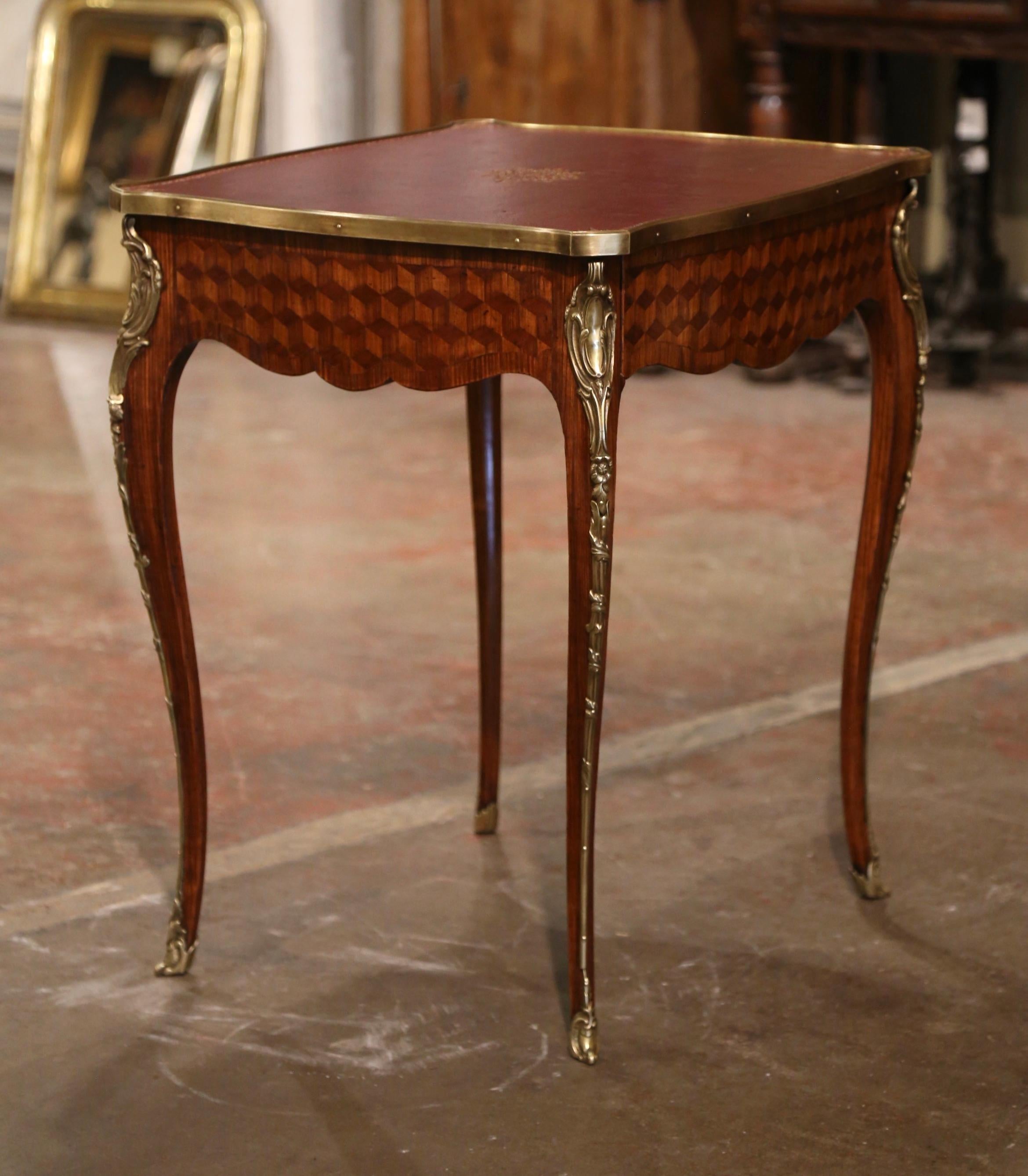 Table d'appoint Louis XV du XIXe siècle en marqueterie de cuir, noyer et bronze en vente 3