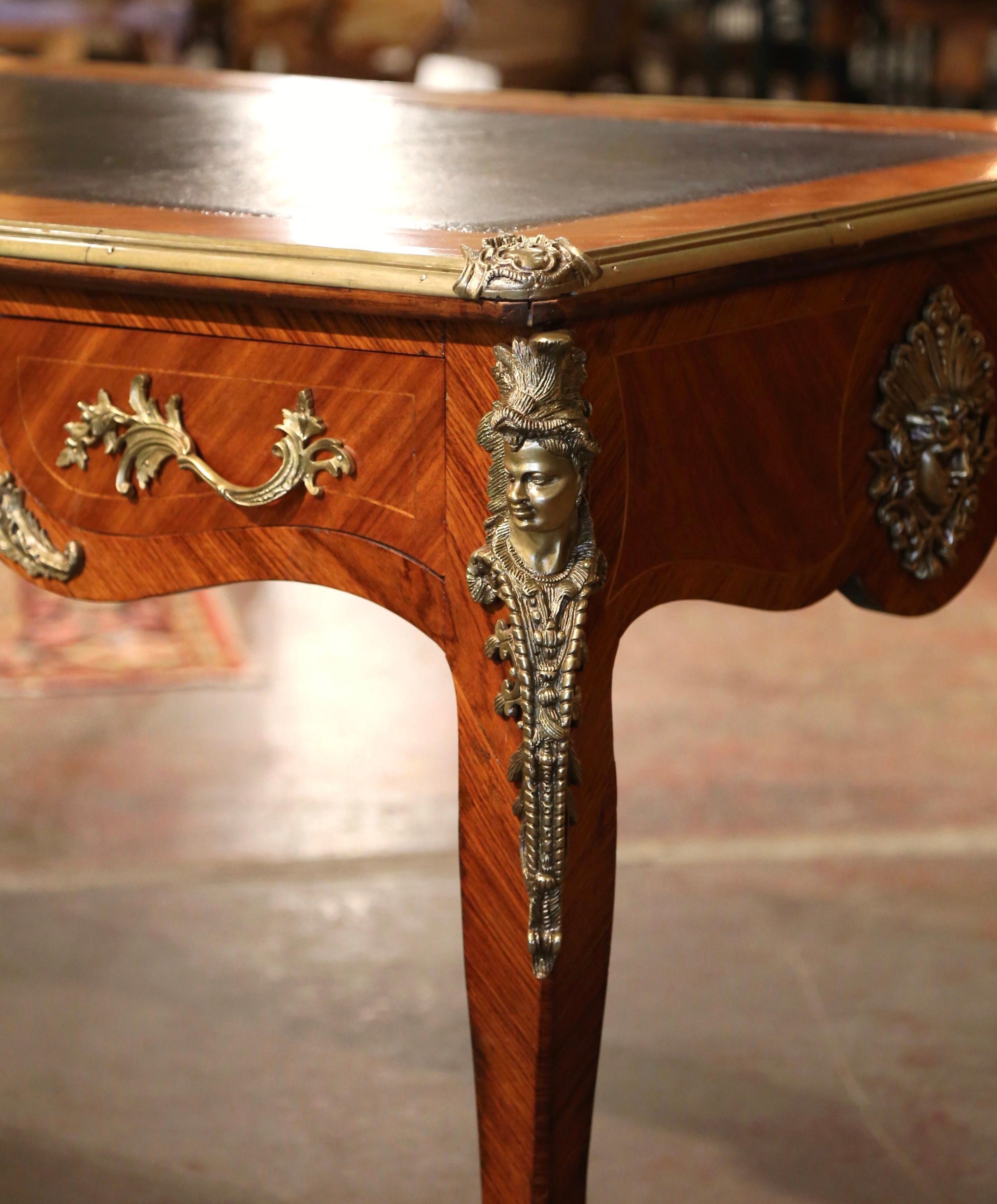 Scrivania francese Luigi XV del 19° secolo con piano in pelle e supporti in bronzo in noce in vendita 5