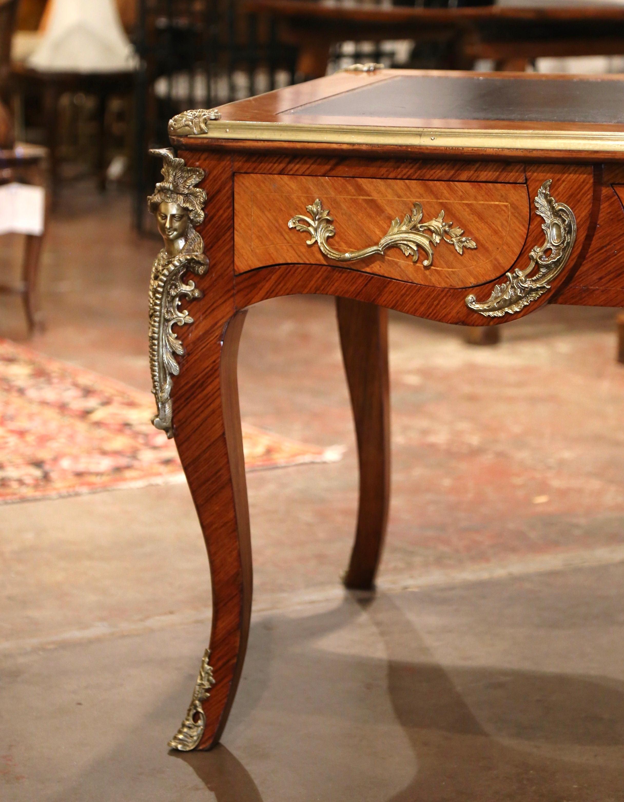 Impiallacciato Scrivania francese Luigi XV del 19° secolo con piano in pelle e supporti in bronzo in noce in vendita