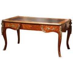 Französischer Louis XV-Lederschreibtisch aus Nussbaum mit Bronzebeschlägen aus dem 19.