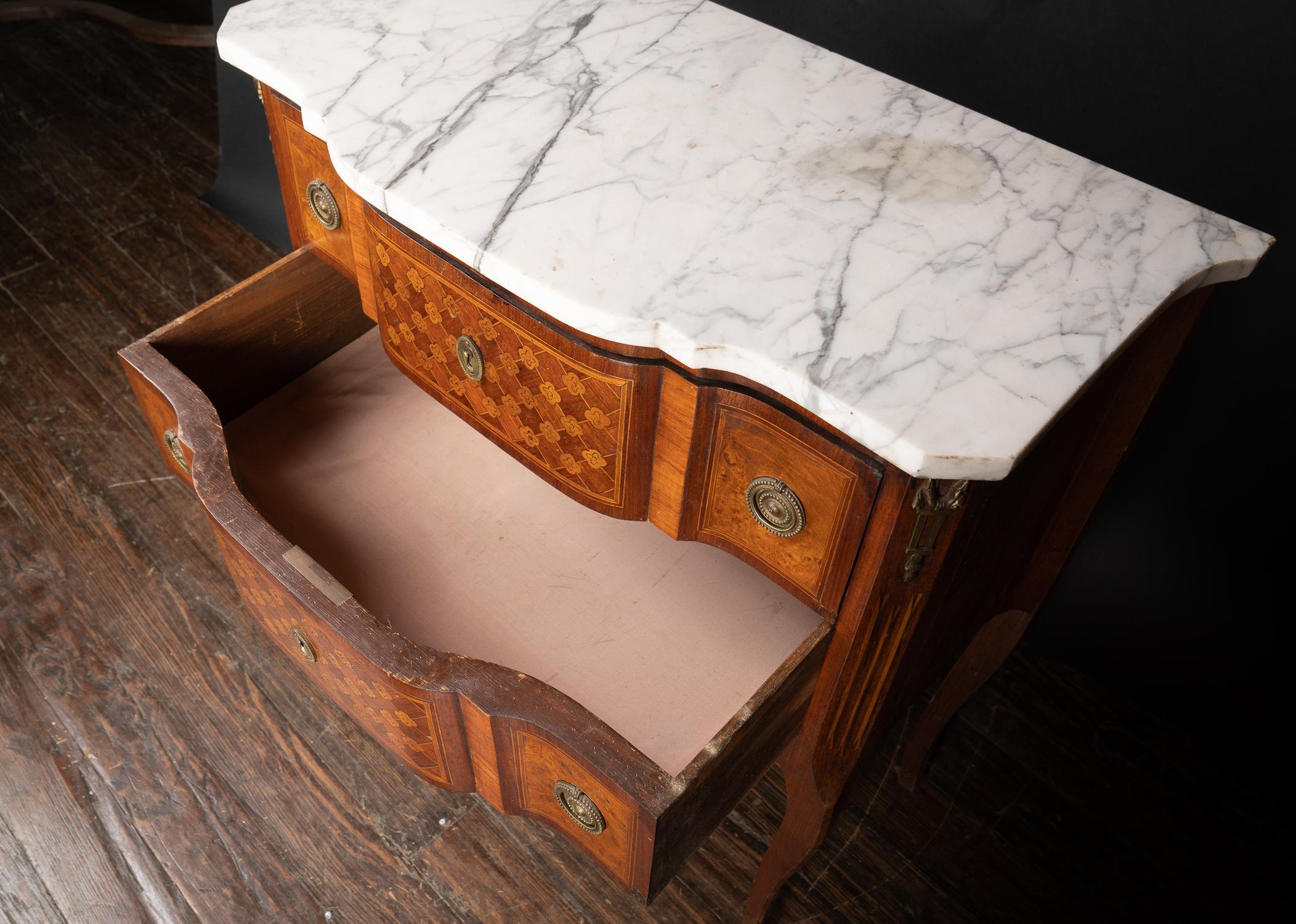 19th Century French, Louis XV-Louis XVI Transition Kingwood Marble Top Chest In Good Condition For Sale In New Orleans, LA