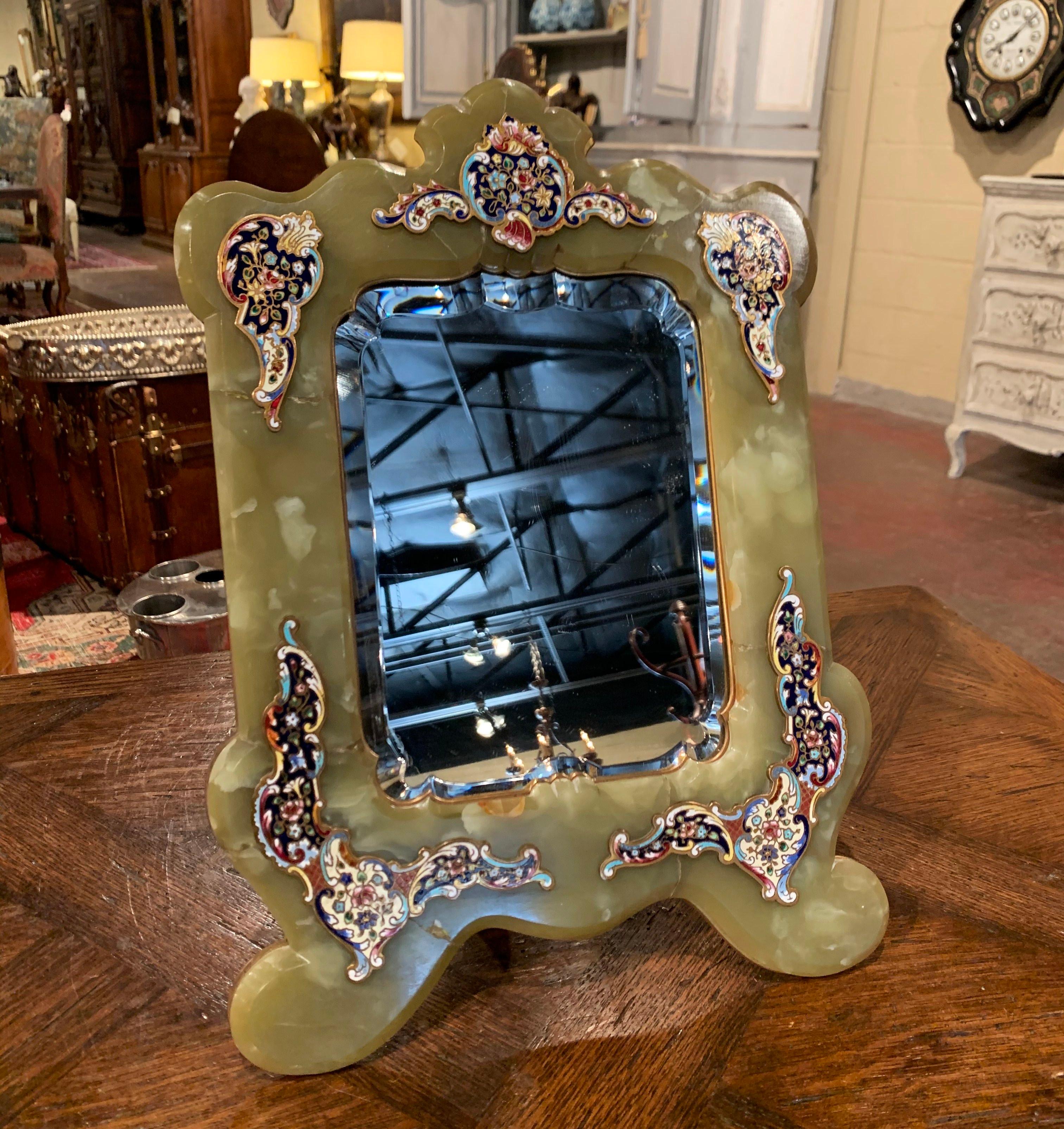 Décorez le comptoir de votre salle de bains principale avec cet élégant miroir d'habillage ancien. Fabriqué en France vers 1870, ce miroir de table autoportant avec son verre au mercure biseauté d'origine, présente au centre un marbre vert orné de