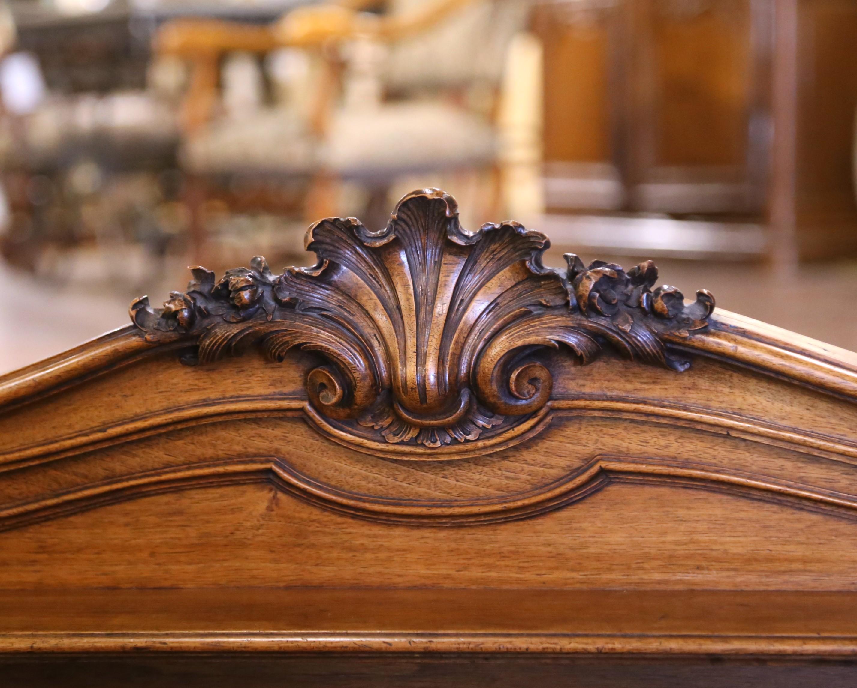 Mesa de postre francesa Luis XV del siglo XIX con tapa de mármol y madera de nogal tallada en venta 4