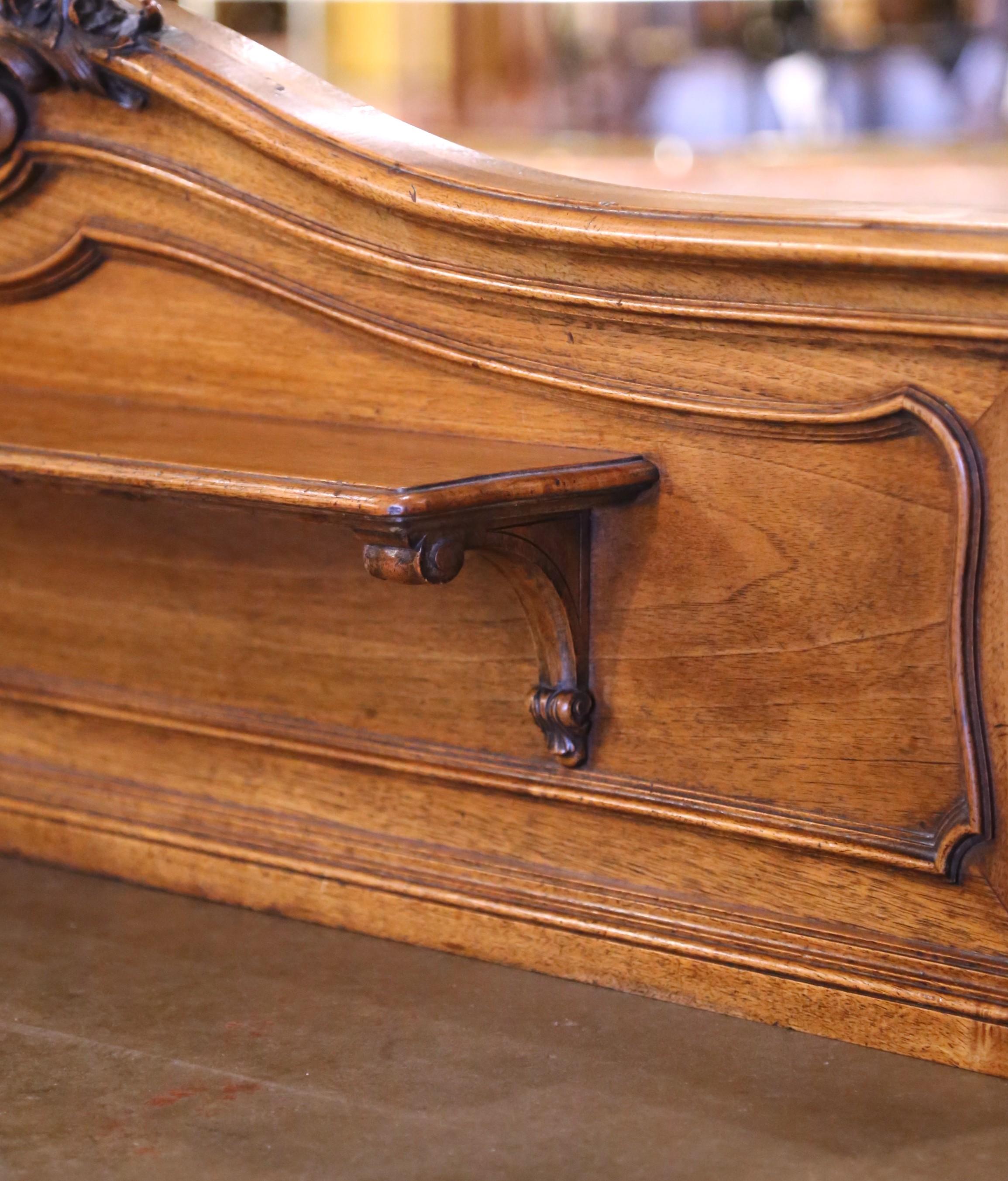 Mesa de postre francesa Luis XV del siglo XIX con tapa de mármol y madera de nogal tallada en venta 5