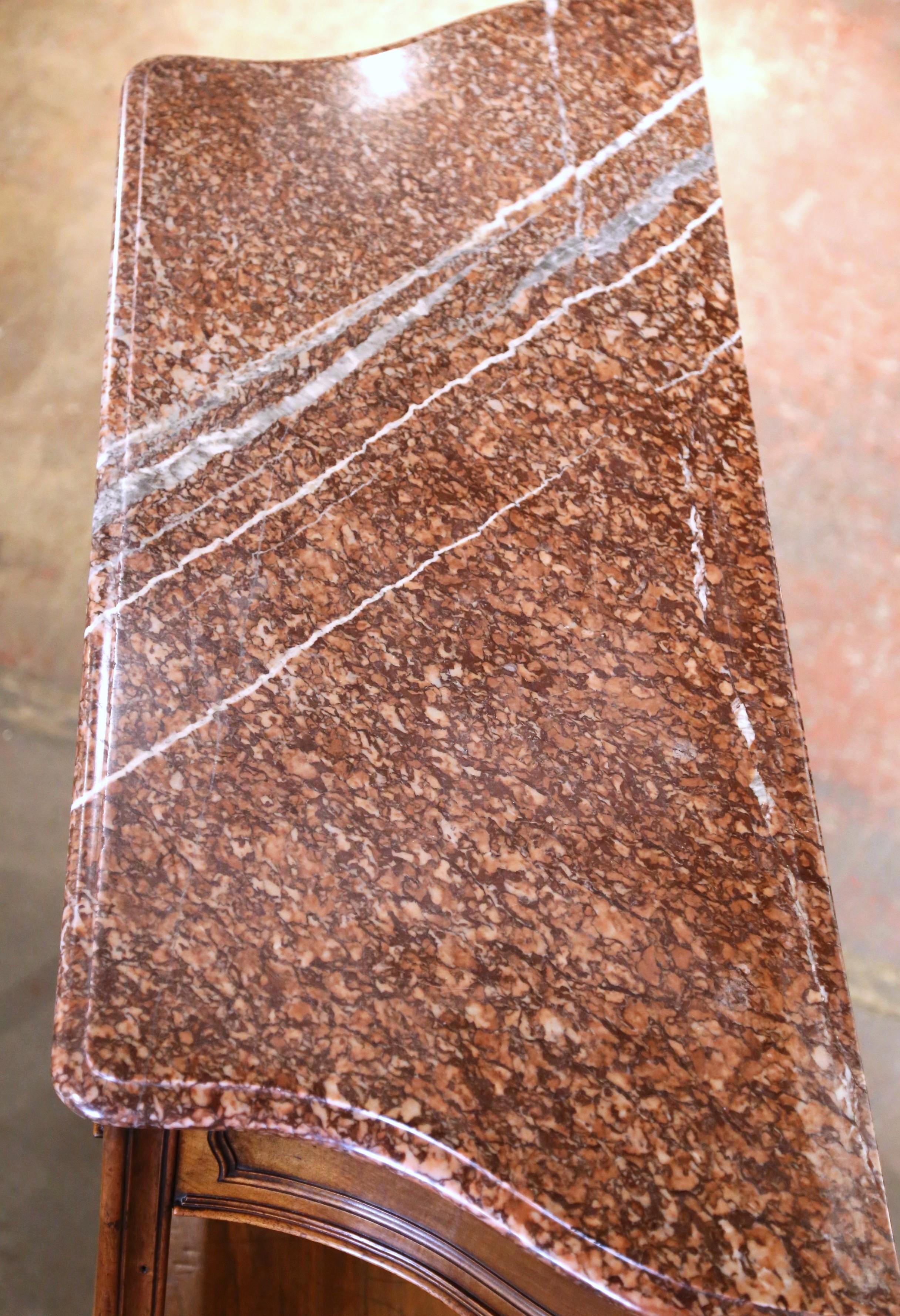 Mesa de postre francesa Luis XV del siglo XIX con tapa de mármol y madera de nogal tallada Francés en venta
