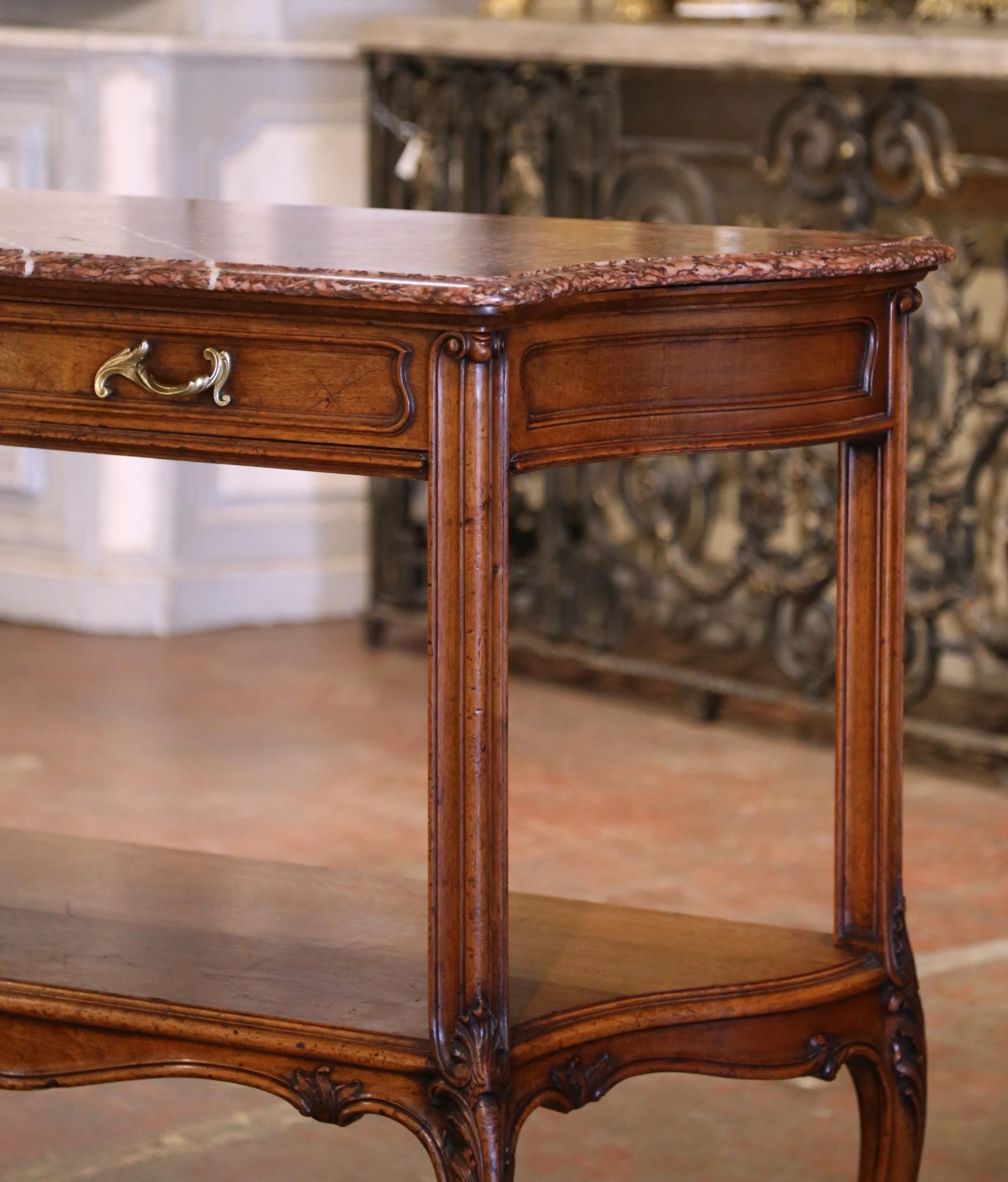 Mesa de postre francesa Luis XV del siglo XIX con tapa de mármol y madera de nogal tallada Tallado a mano en venta