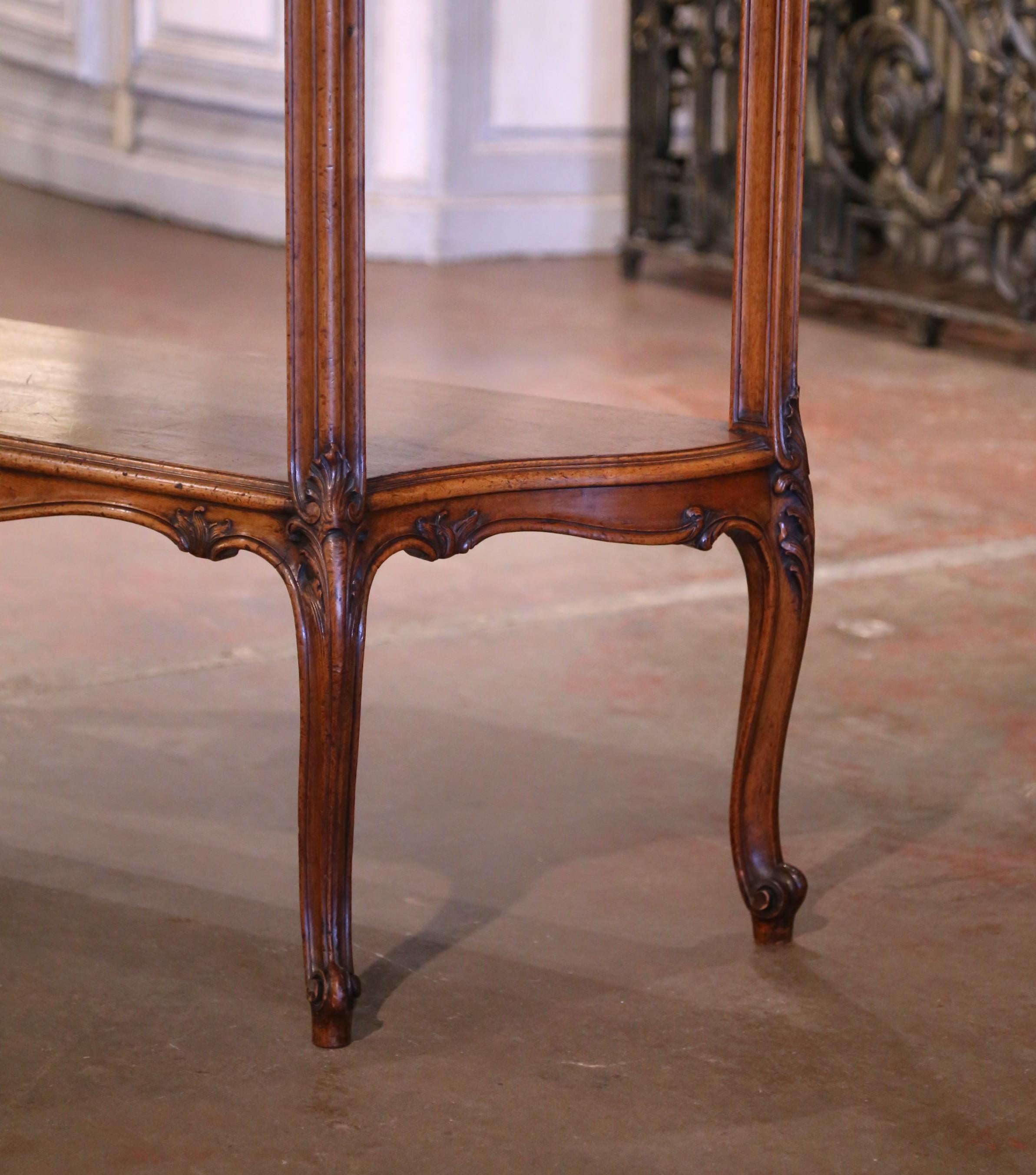 Mesa de postre francesa Luis XV del siglo XIX con tapa de mármol y madera de nogal tallada en Excelente estado para la venta en Dallas, TX