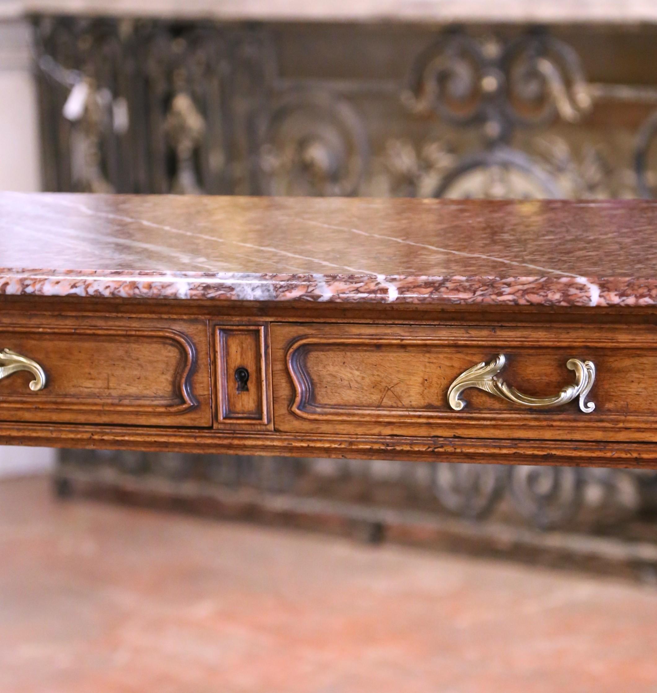Mesa de postre francesa Luis XV del siglo XIX con tapa de mármol y madera de nogal tallada en venta 1