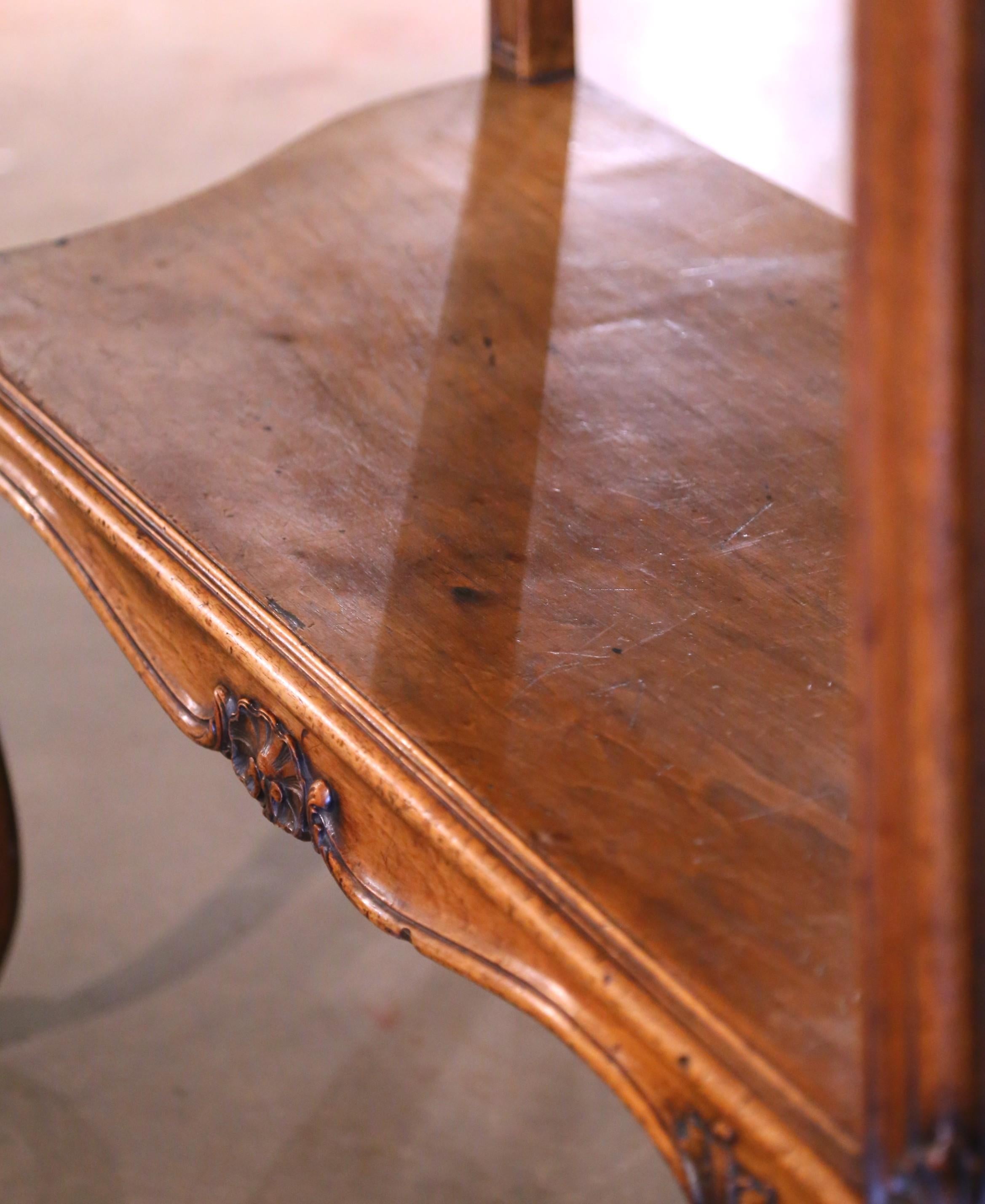 Mesa de postre francesa Luis XV del siglo XIX con tapa de mármol y madera de nogal tallada en venta 2