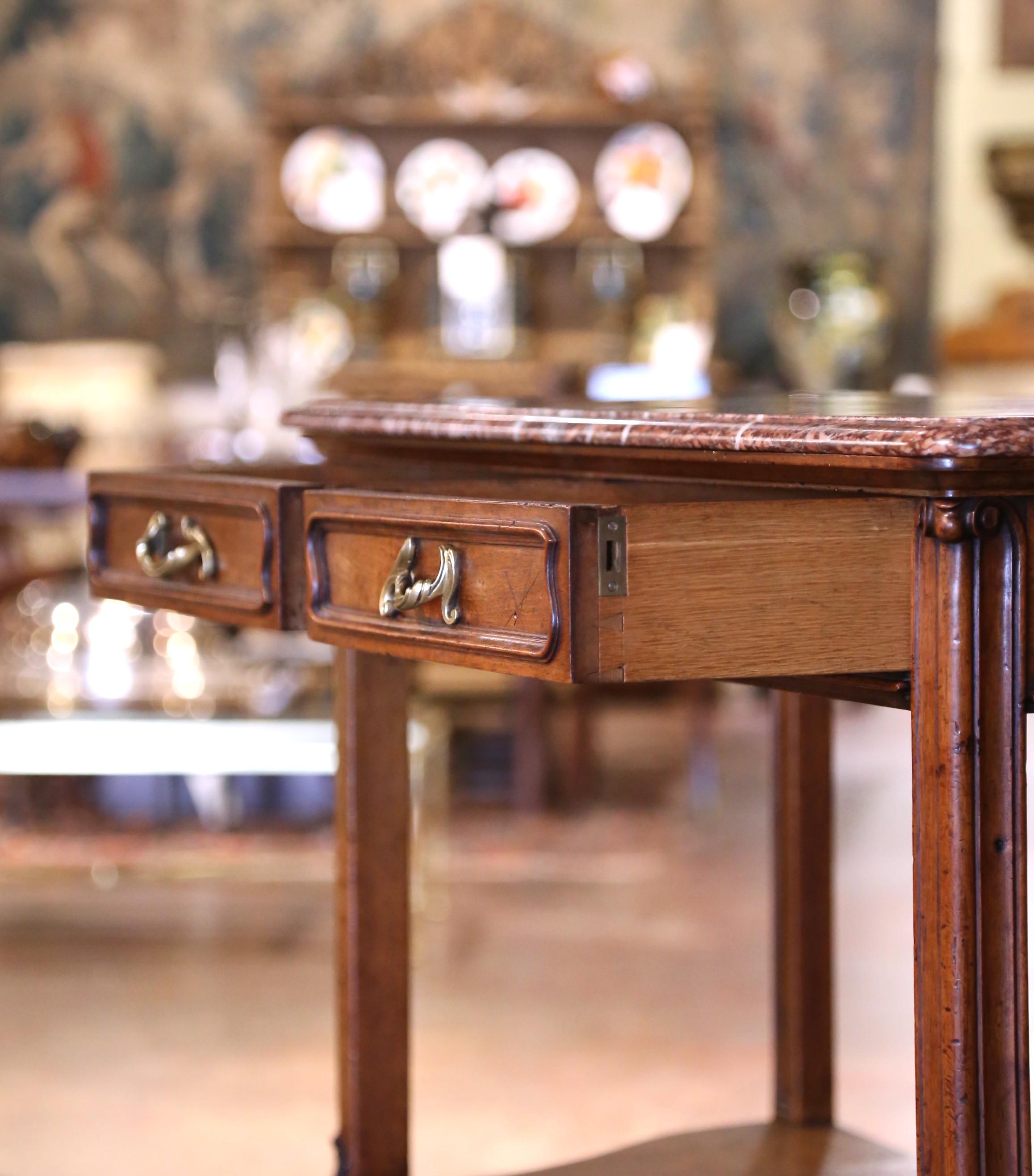 Mesa de postre francesa Luis XV del siglo XIX con tapa de mármol y madera de nogal tallada en venta 3