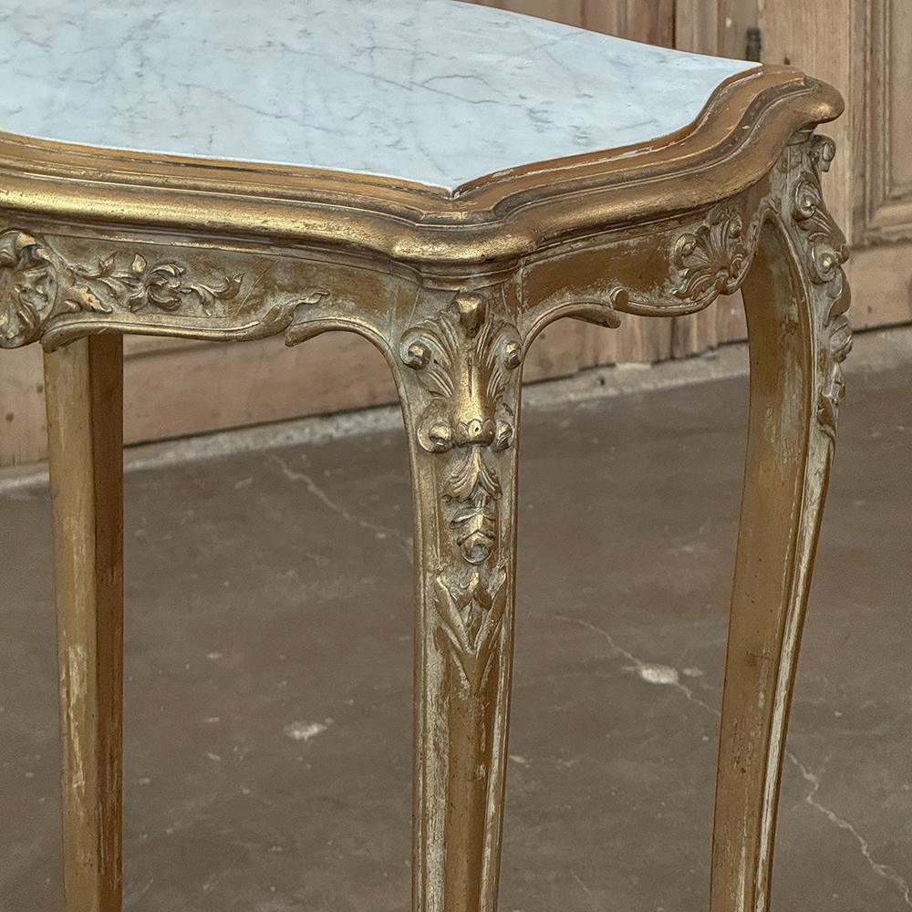 19th Century French Louis XV Marble Top Giltwood End Table in vendita 4