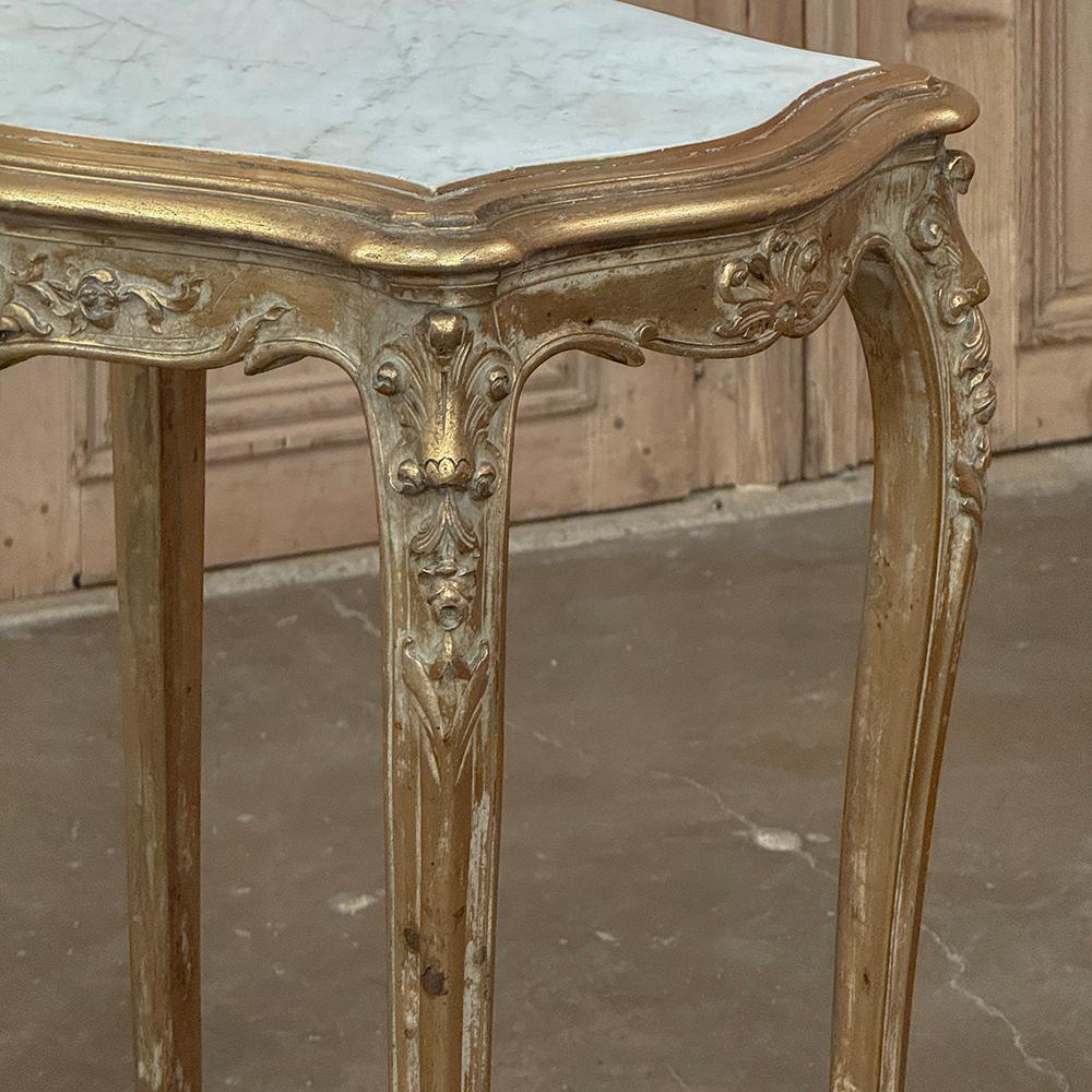 Marmo di Carrara 19th Century French Louis XV Marble Top Giltwood End Table in vendita