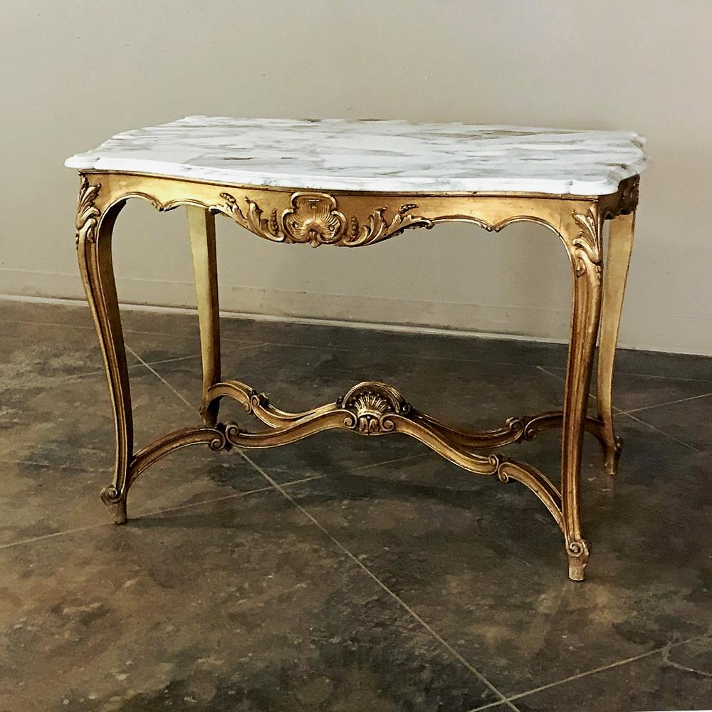 Der französische Louis XV-Tisch mit Marmorplatte aus Giltwood aus dem 19. Jahrhundert ist der Inbegriff der Belle Epoque und der Grandeur einer bahnbrechenden Epoche der Innenarchitektur!  Mit den anmutigen Linien des Louis XV- oder Rokoko-Stils,