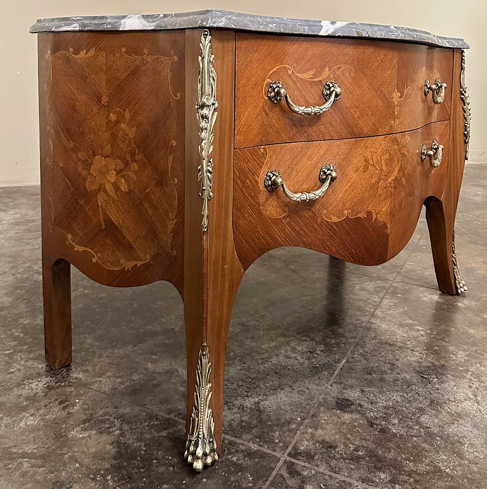 Commode française Louis XV du 19ème siècle avec dessus en marqueterie de marbre en vente 3