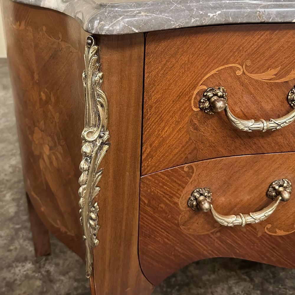 Commode française Louis XV du 19ème siècle avec dessus en marqueterie de marbre en vente 4