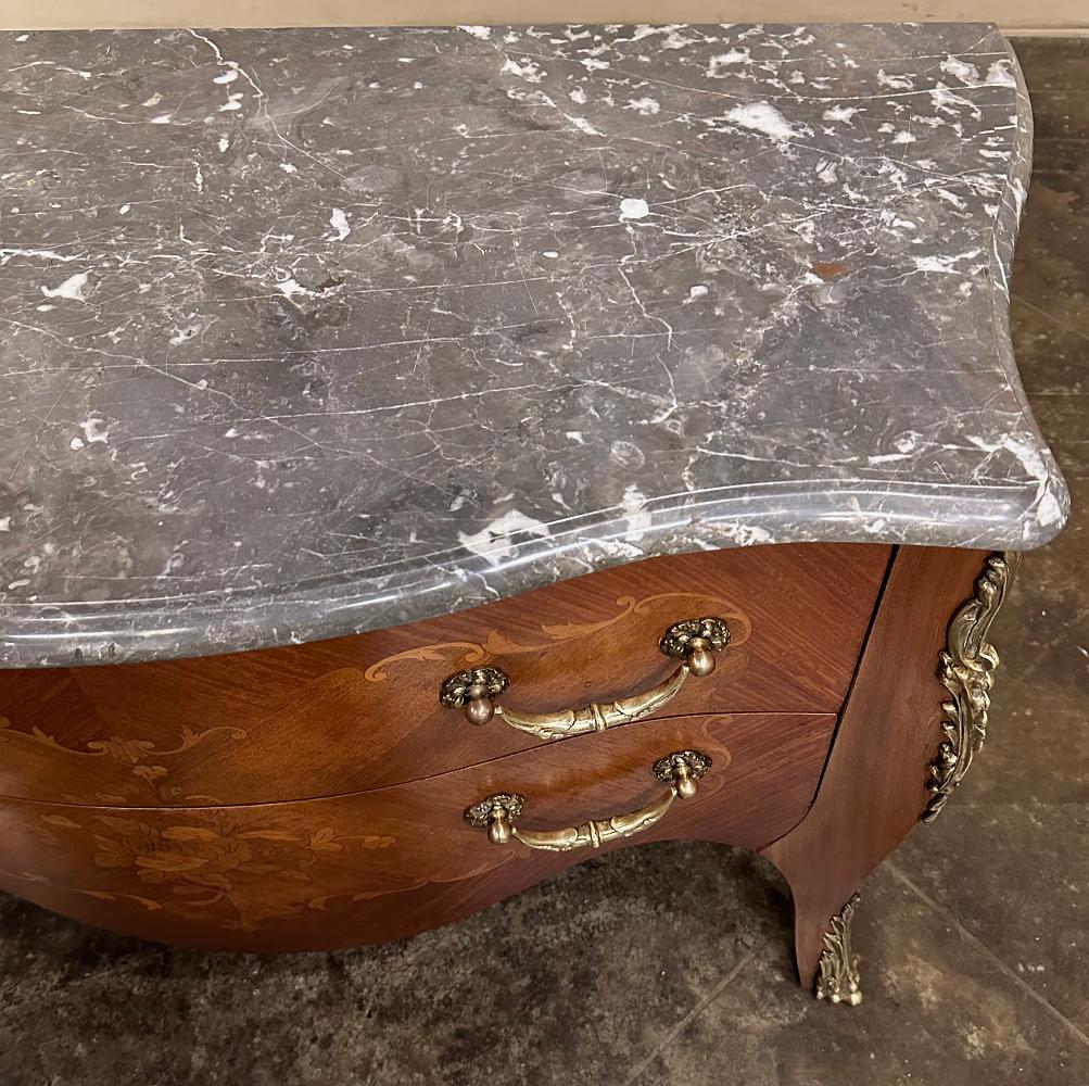 Commode française Louis XV du 19ème siècle avec dessus en marqueterie de marbre en vente 5