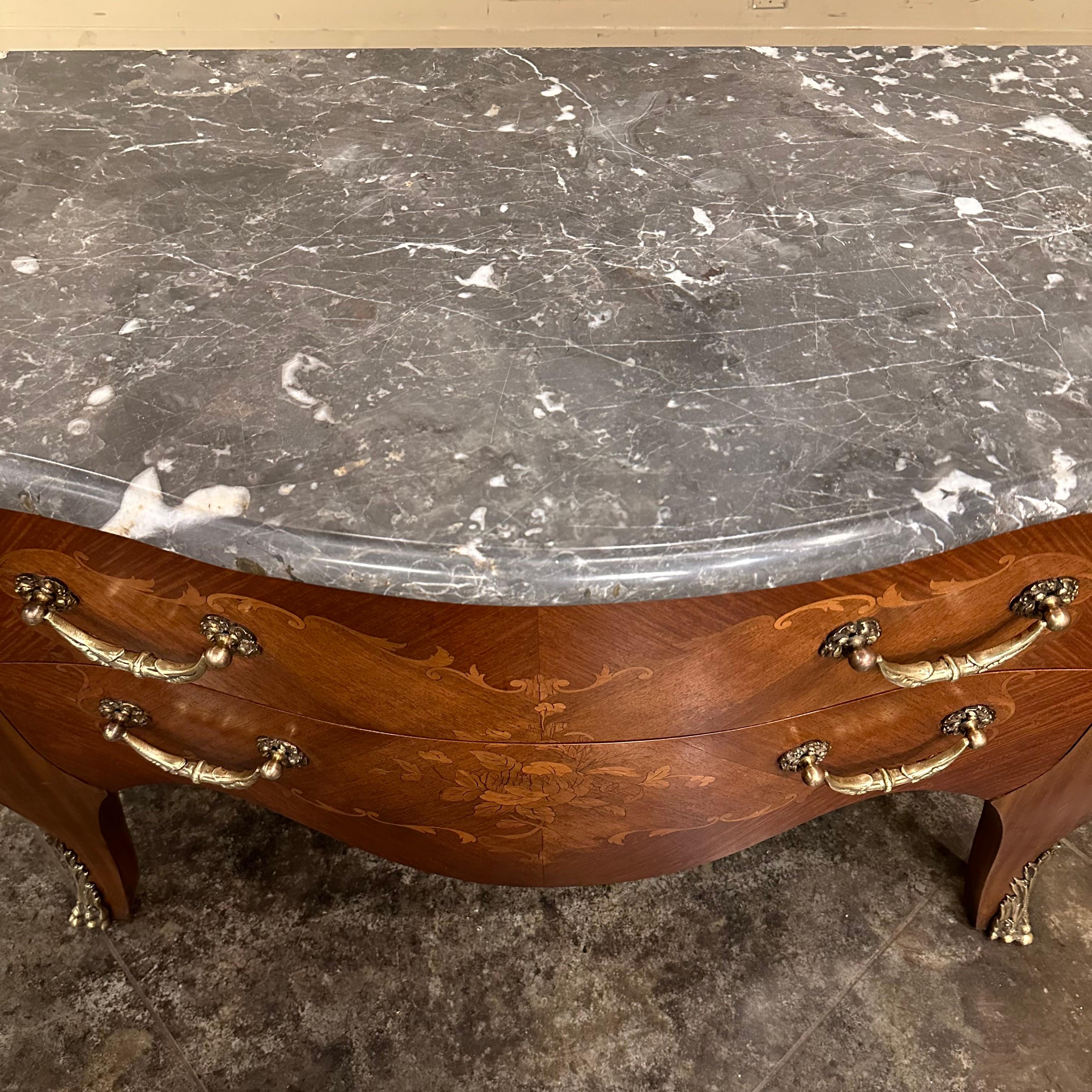 Commode française Louis XV du 19ème siècle avec dessus en marqueterie de marbre en vente 6