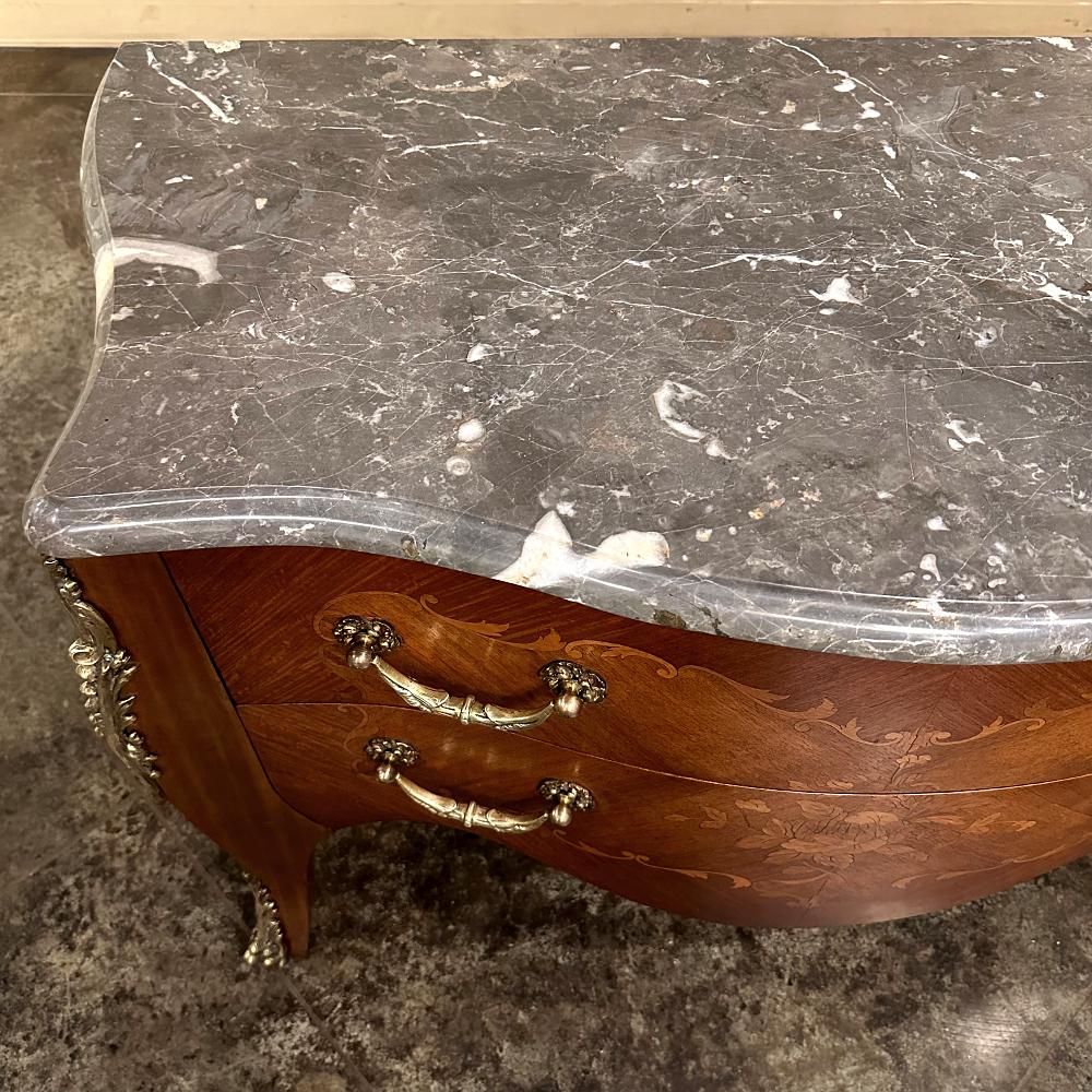 Commode française Louis XV du 19ème siècle avec dessus en marqueterie de marbre en vente 7