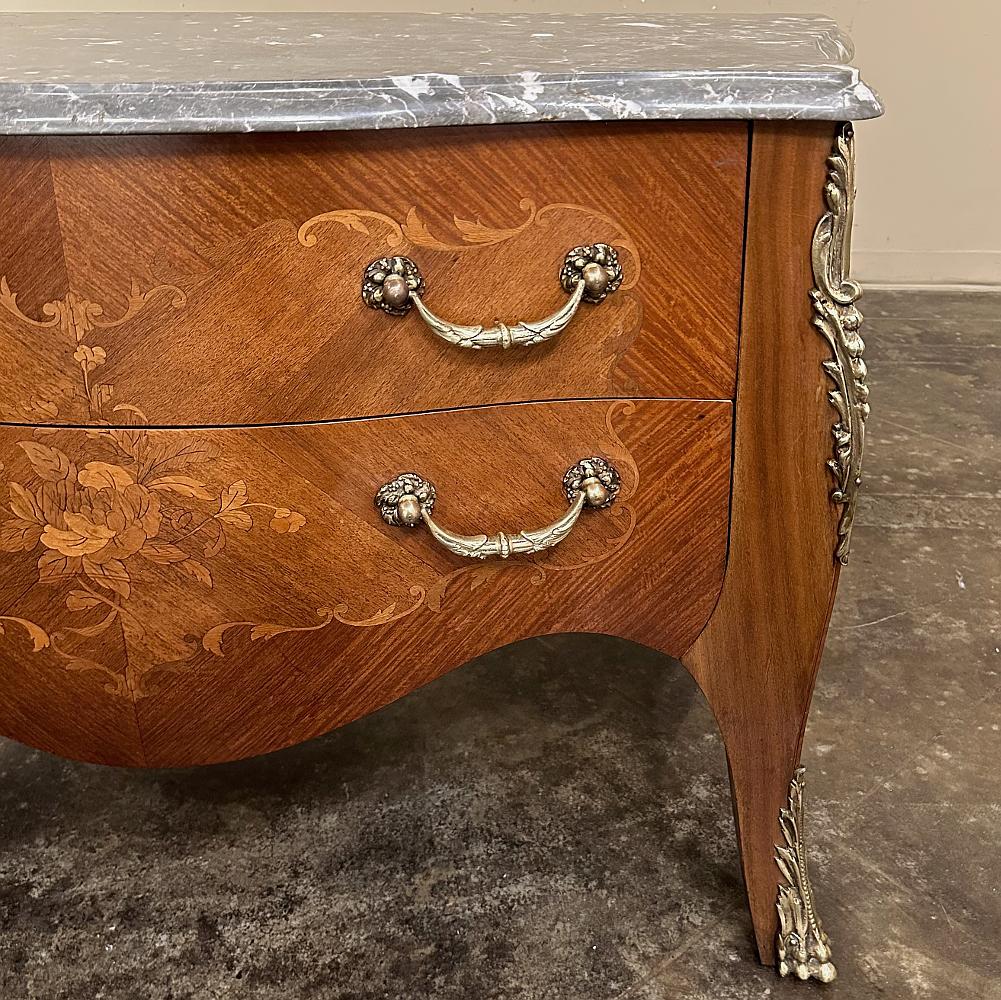 Commode française Louis XV du 19ème siècle avec dessus en marqueterie de marbre en vente 8