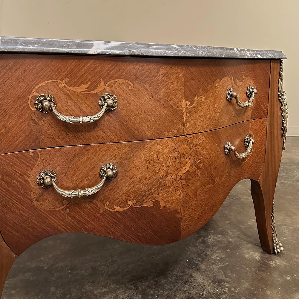 Commode française Louis XV du 19ème siècle avec dessus en marqueterie de marbre en vente 9