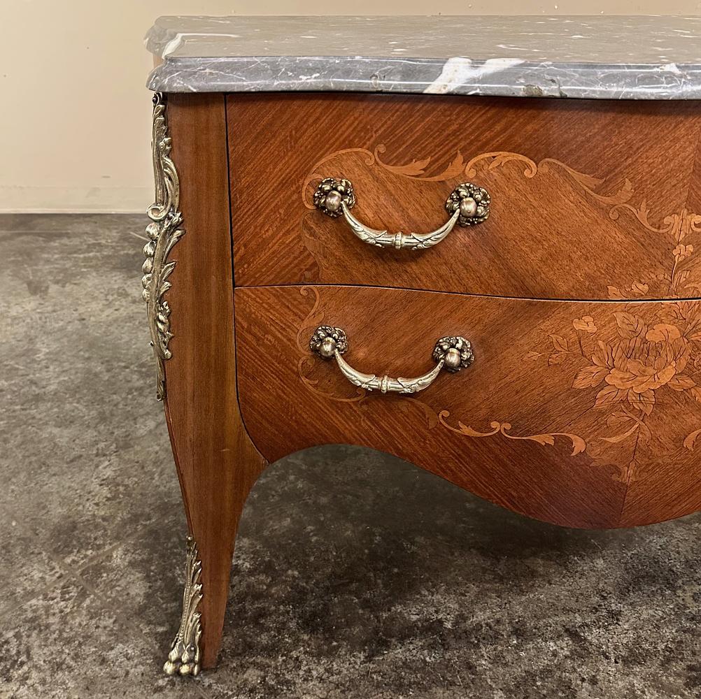 Commode française Louis XV du 19ème siècle avec dessus en marqueterie de marbre en vente 10