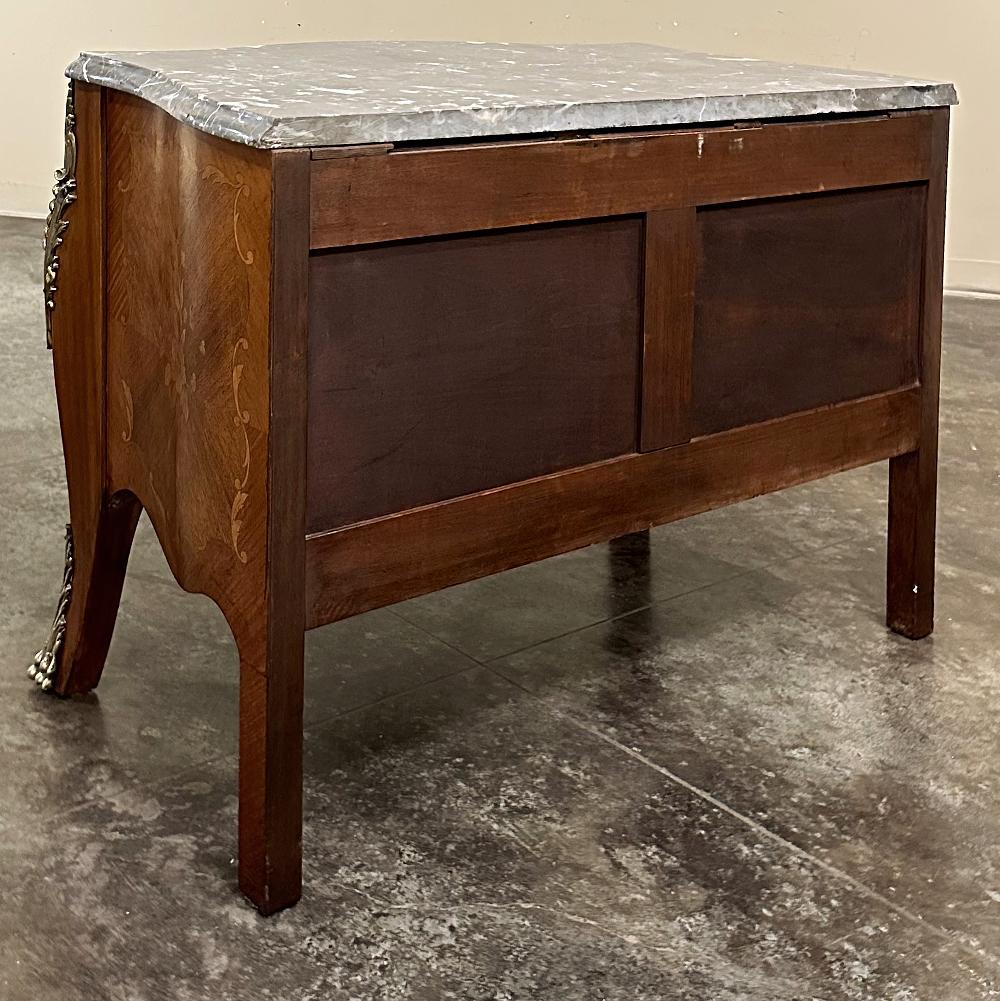 Commode française Louis XV du 19ème siècle avec dessus en marqueterie de marbre en vente 12
