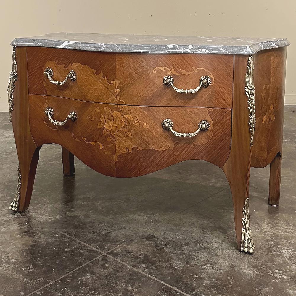 Exigeant les talents de quatre maîtres artisans, les commodes à bombe en marqueterie française du XIXe siècle telles que cet exemple ont nécessité un menuisier talentueux pour créer la forme courbée et complexe de la caisse, suivi par l'ébéniste qui