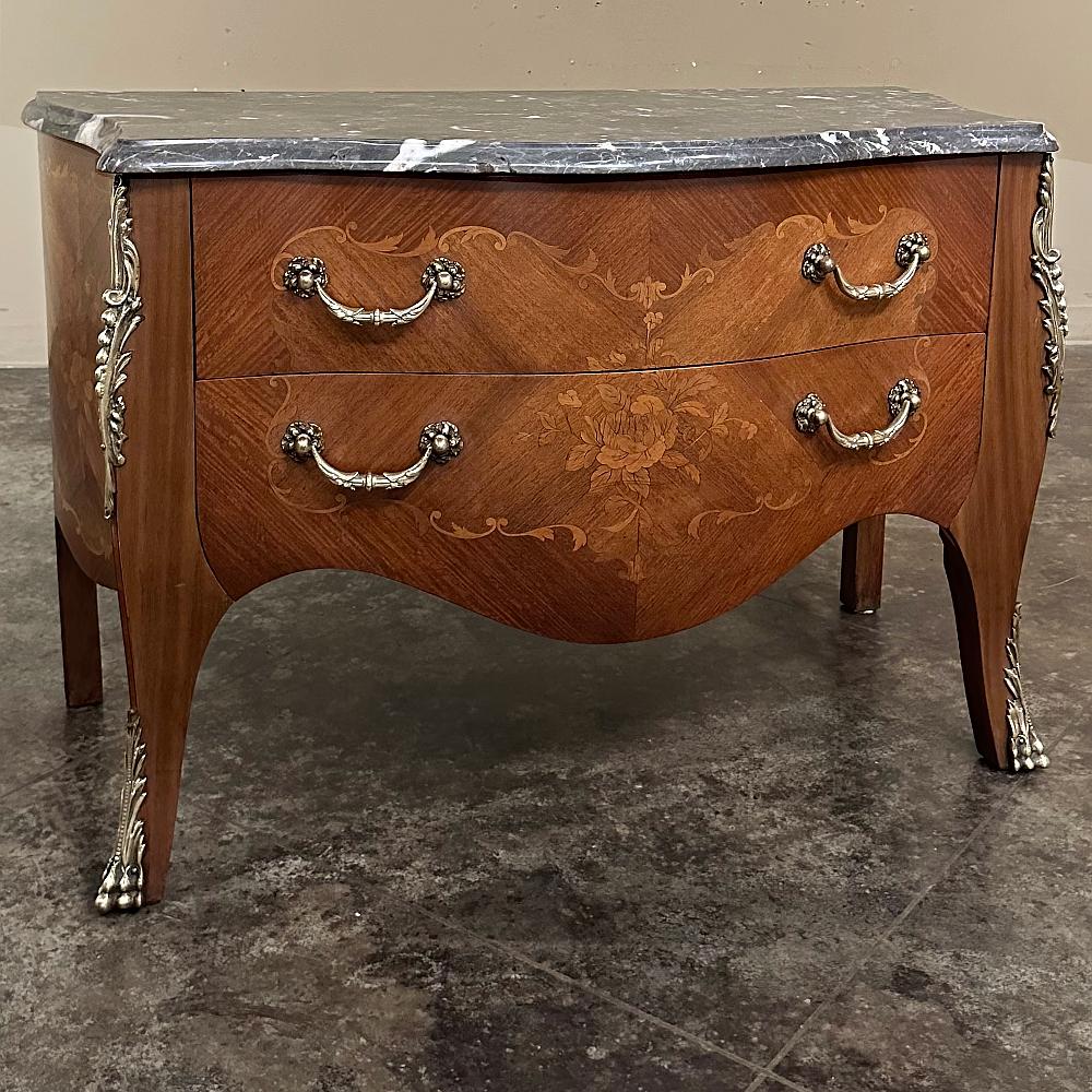 Français Commode française Louis XV du 19ème siècle avec dessus en marqueterie de marbre en vente