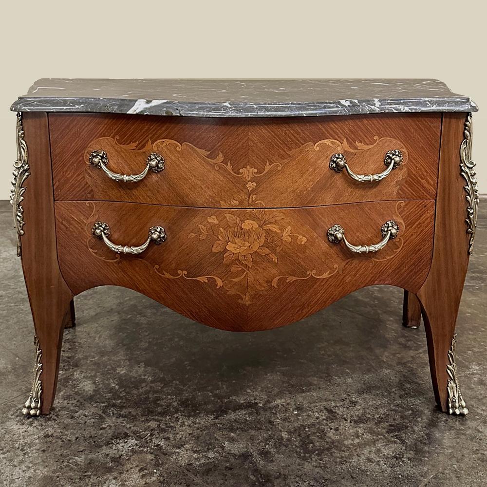 Fait main Commode française Louis XV du 19ème siècle avec dessus en marqueterie de marbre en vente