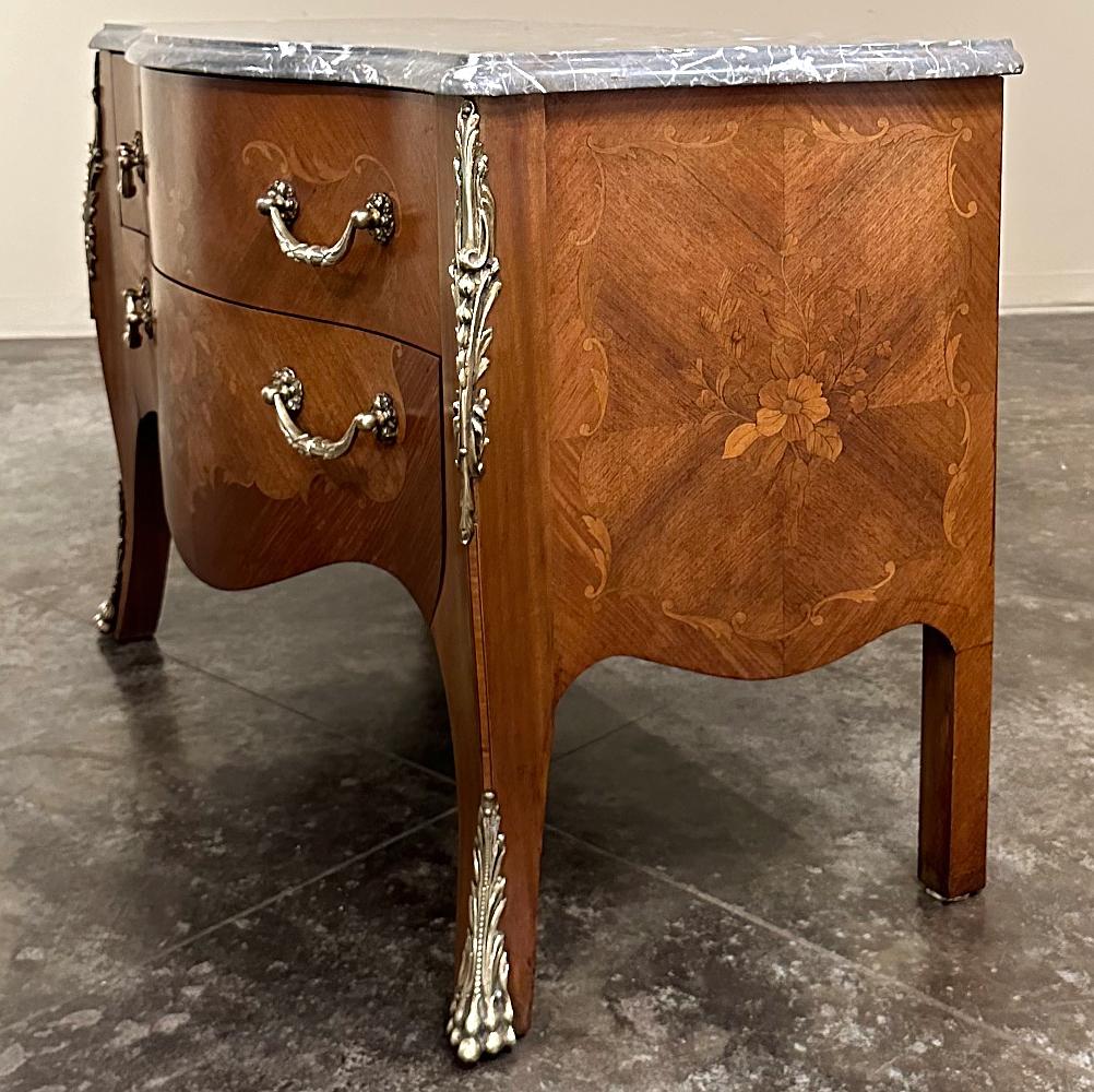 Bronze Commode française Louis XV du 19ème siècle avec dessus en marqueterie de marbre en vente