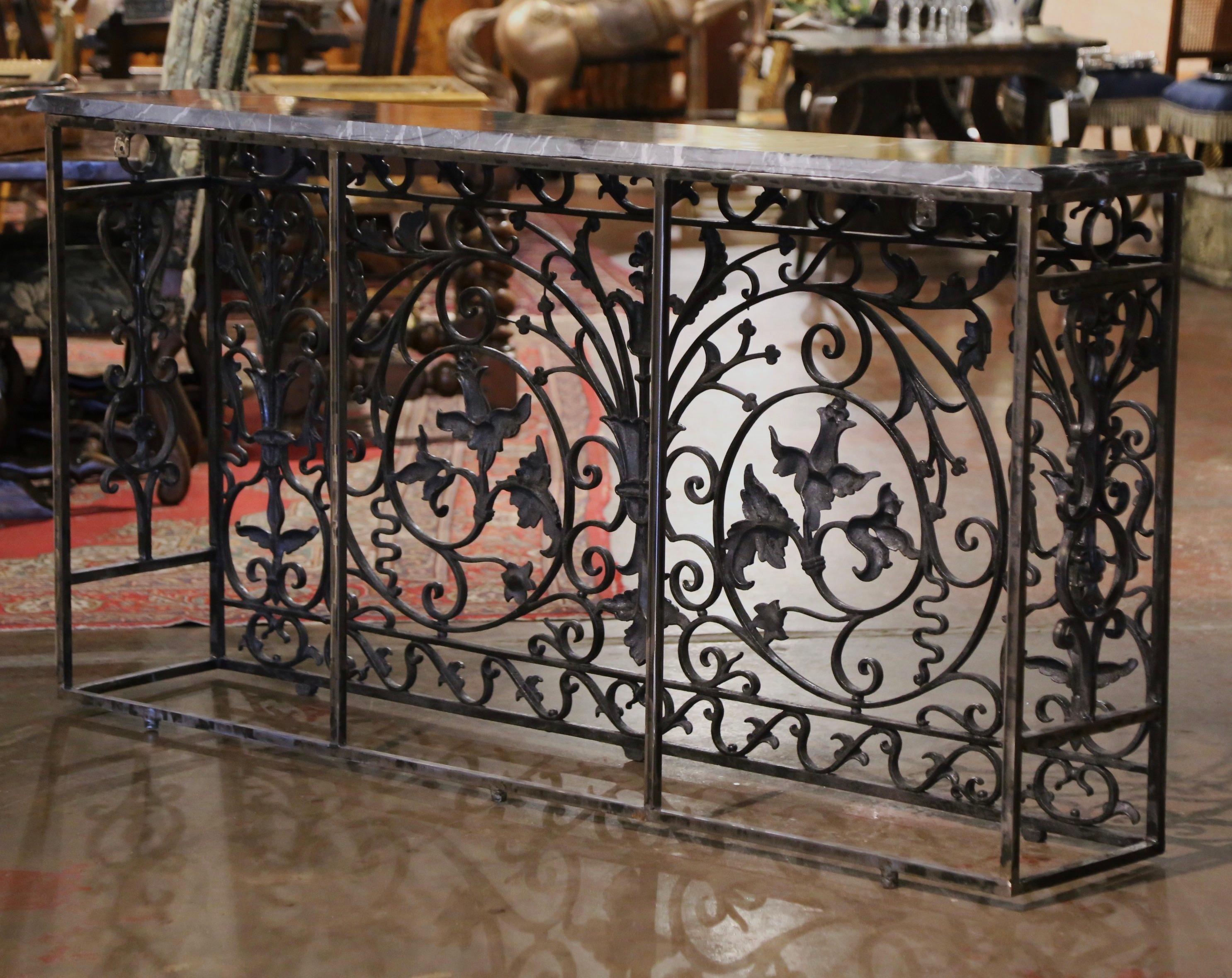 Table console française du 19ème siècle en fer forgé poli avec plateau en marbre de style Louis XV en vente 5