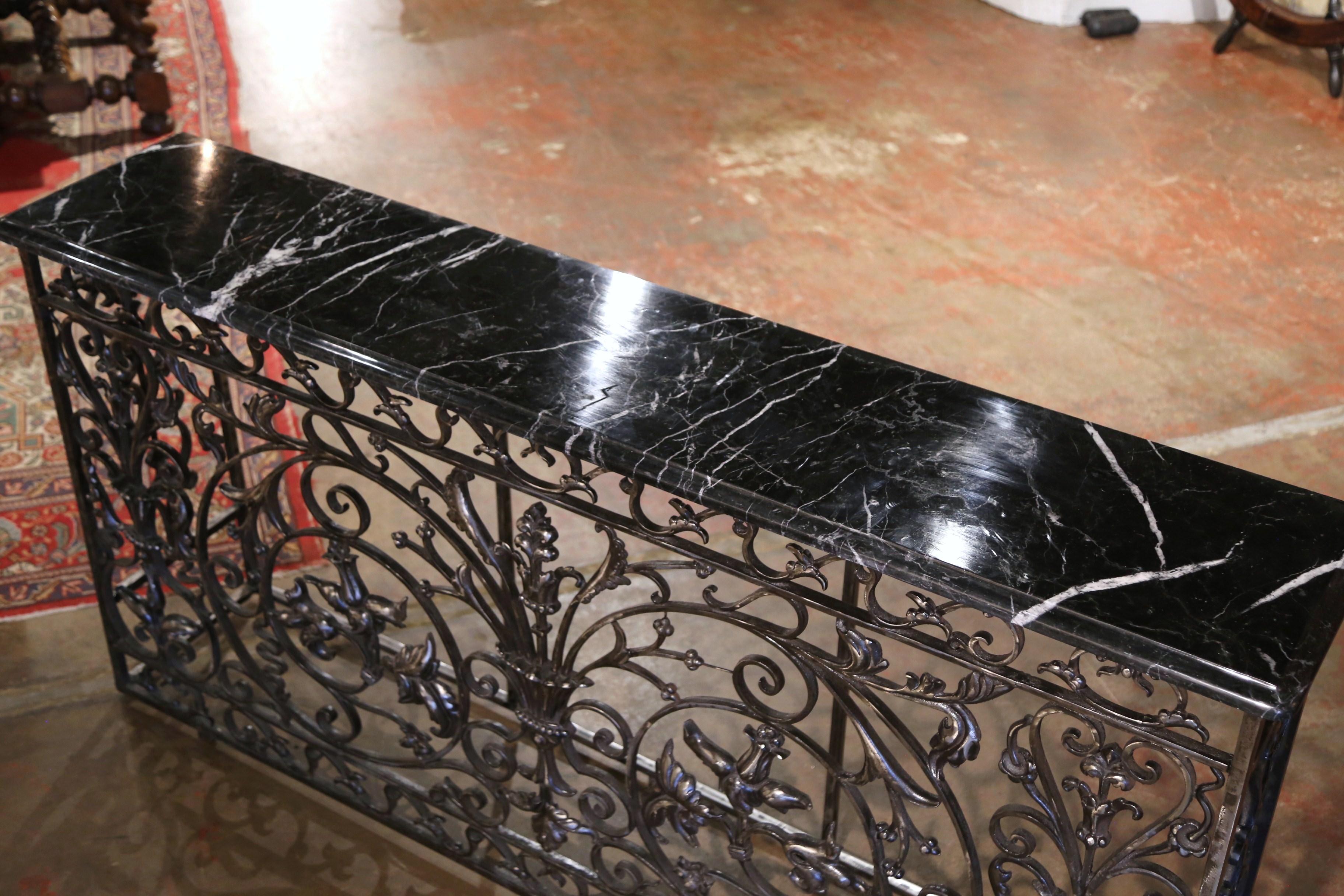 Français Table console française du 19ème siècle en fer forgé poli avec plateau en marbre de style Louis XV en vente