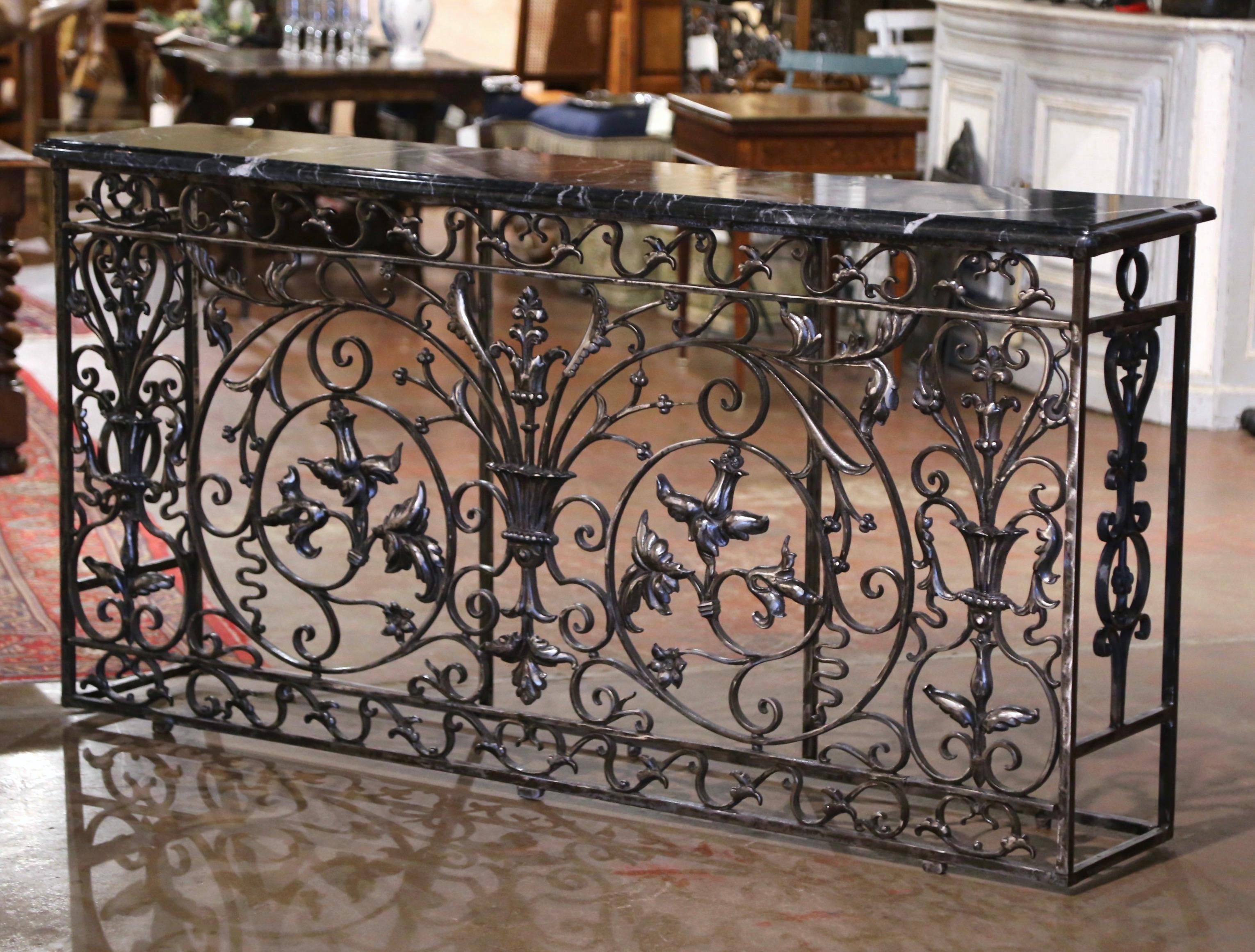 Table console française du 19ème siècle en fer forgé poli avec plateau en marbre de style Louis XV Excellent état - En vente à Dallas, TX