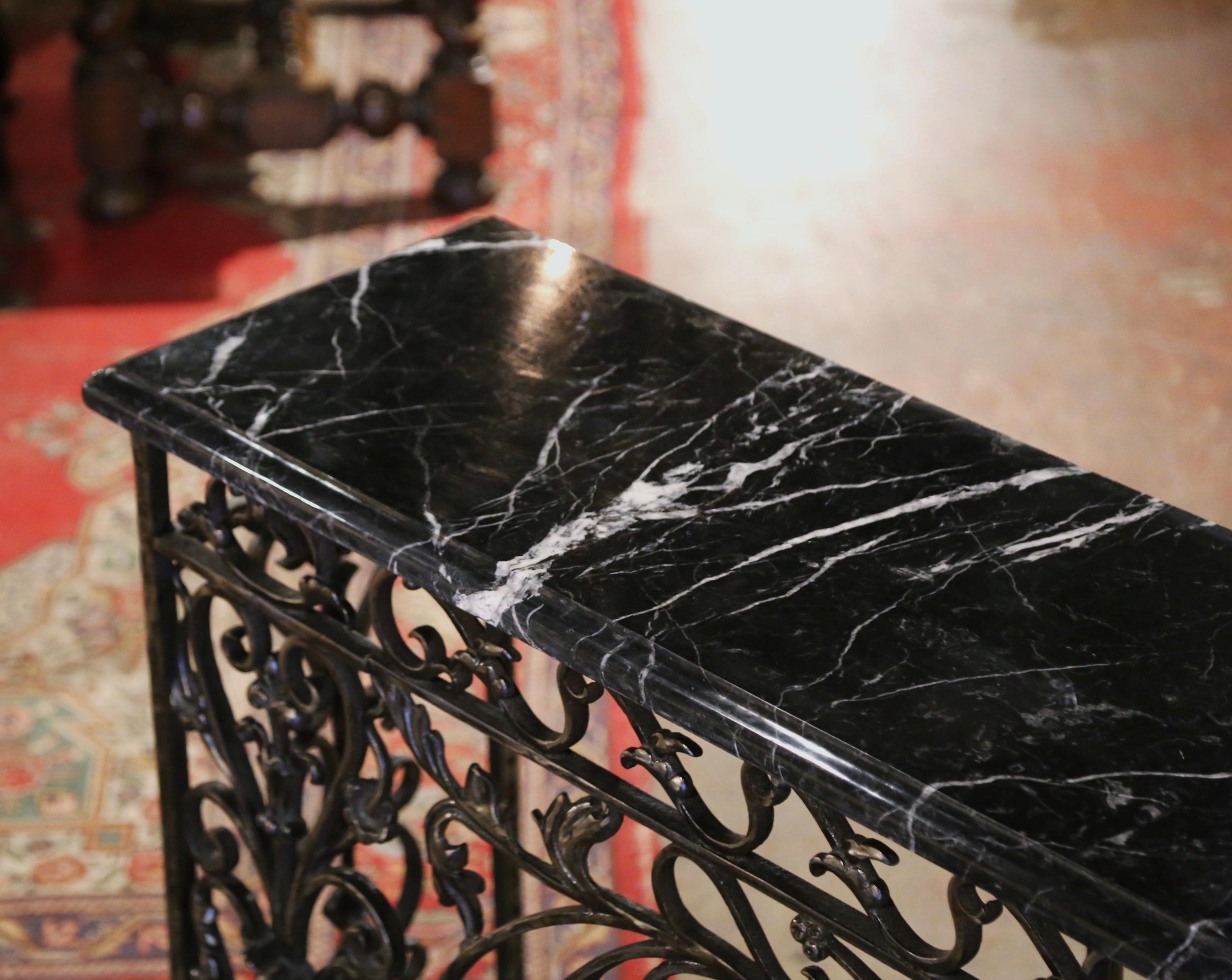 Marbre Table console française du 19ème siècle en fer forgé poli avec plateau en marbre de style Louis XV en vente
