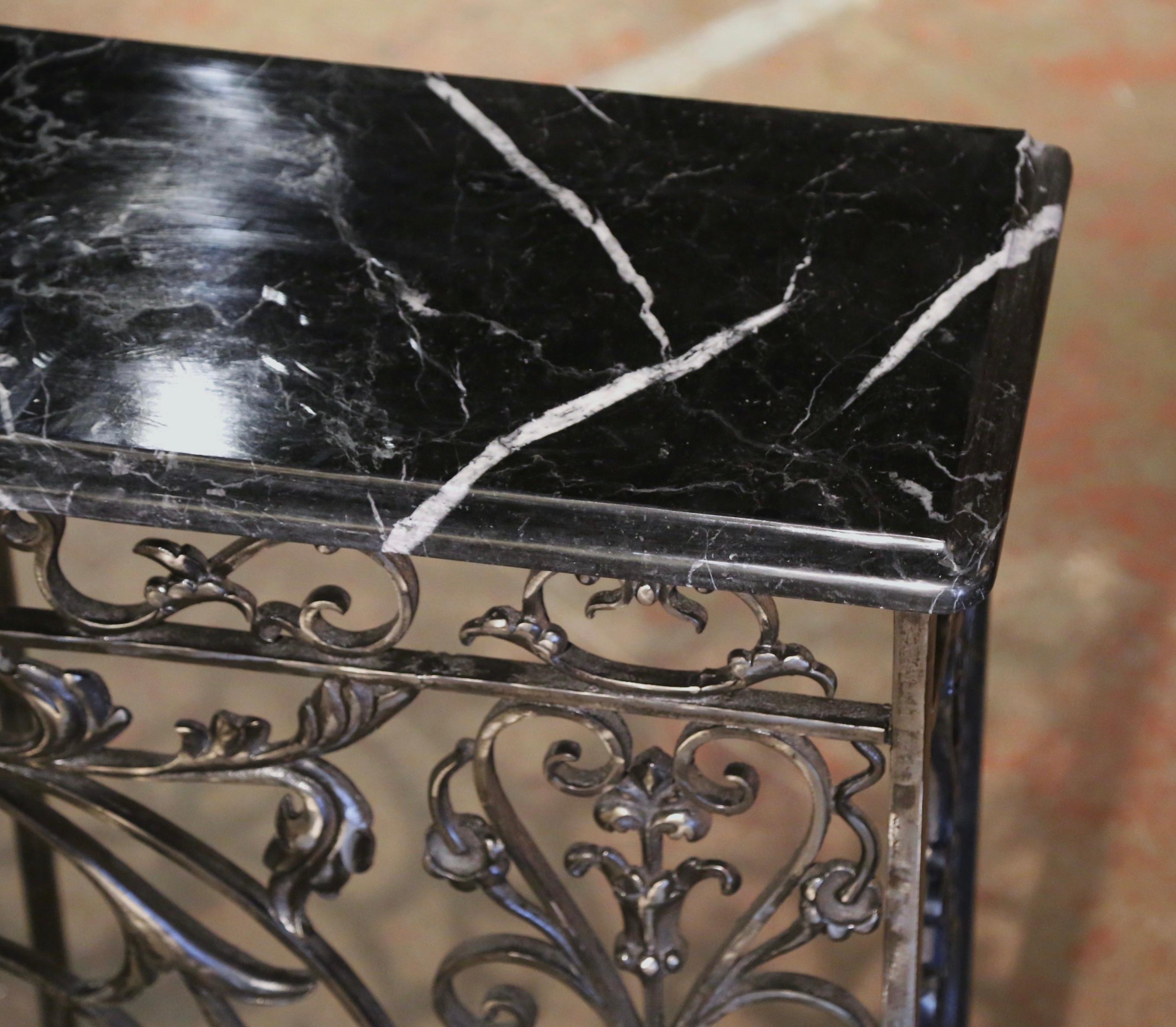 Table console française du 19ème siècle en fer forgé poli avec plateau en marbre de style Louis XV en vente 1