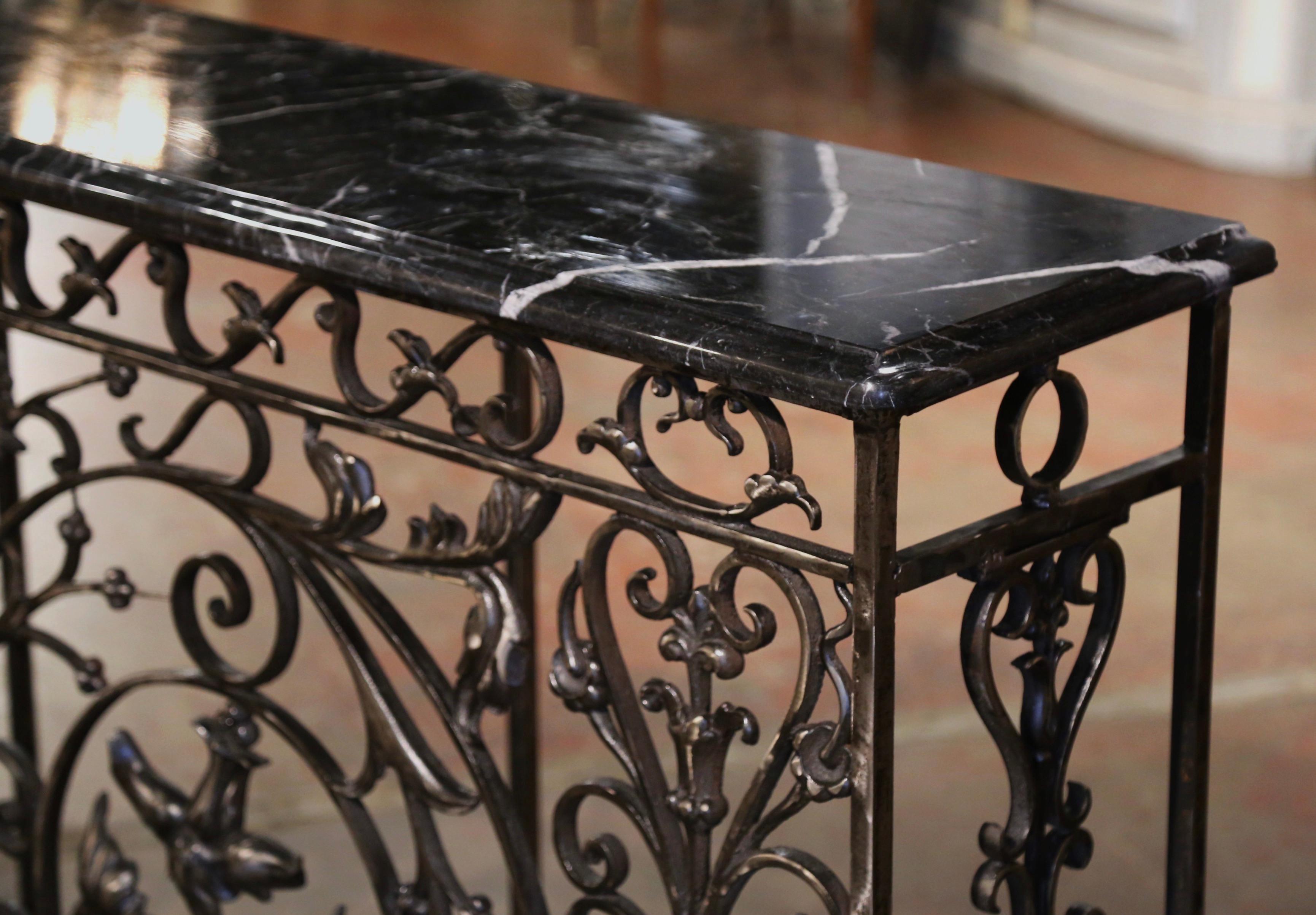 Table console française du 19ème siècle en fer forgé poli avec plateau en marbre de style Louis XV en vente 2