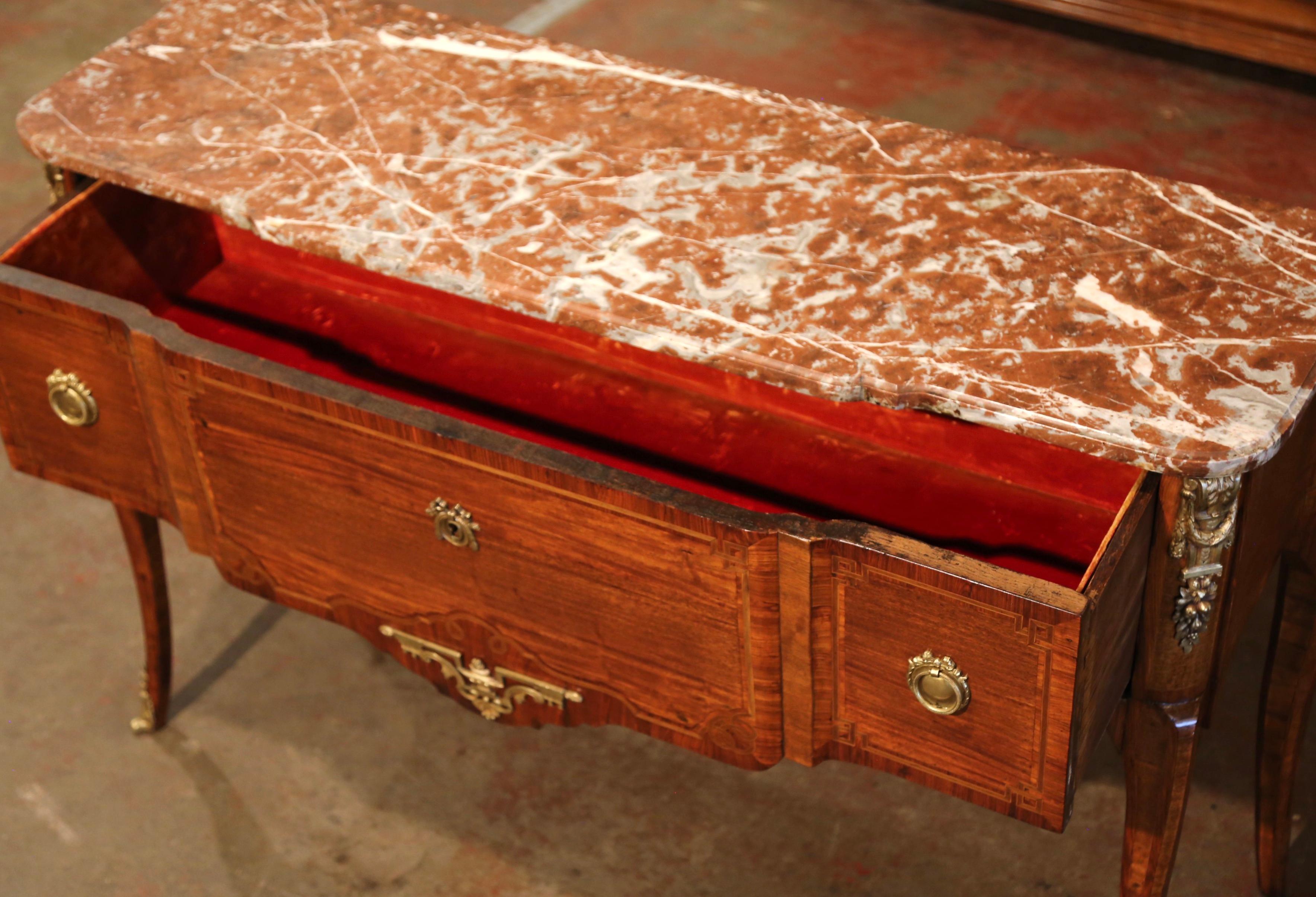 Marmo Console francese Luigi XV del XIX secolo con piano in marmo e intarsi in legno di tulipano a un cassetto in vendita